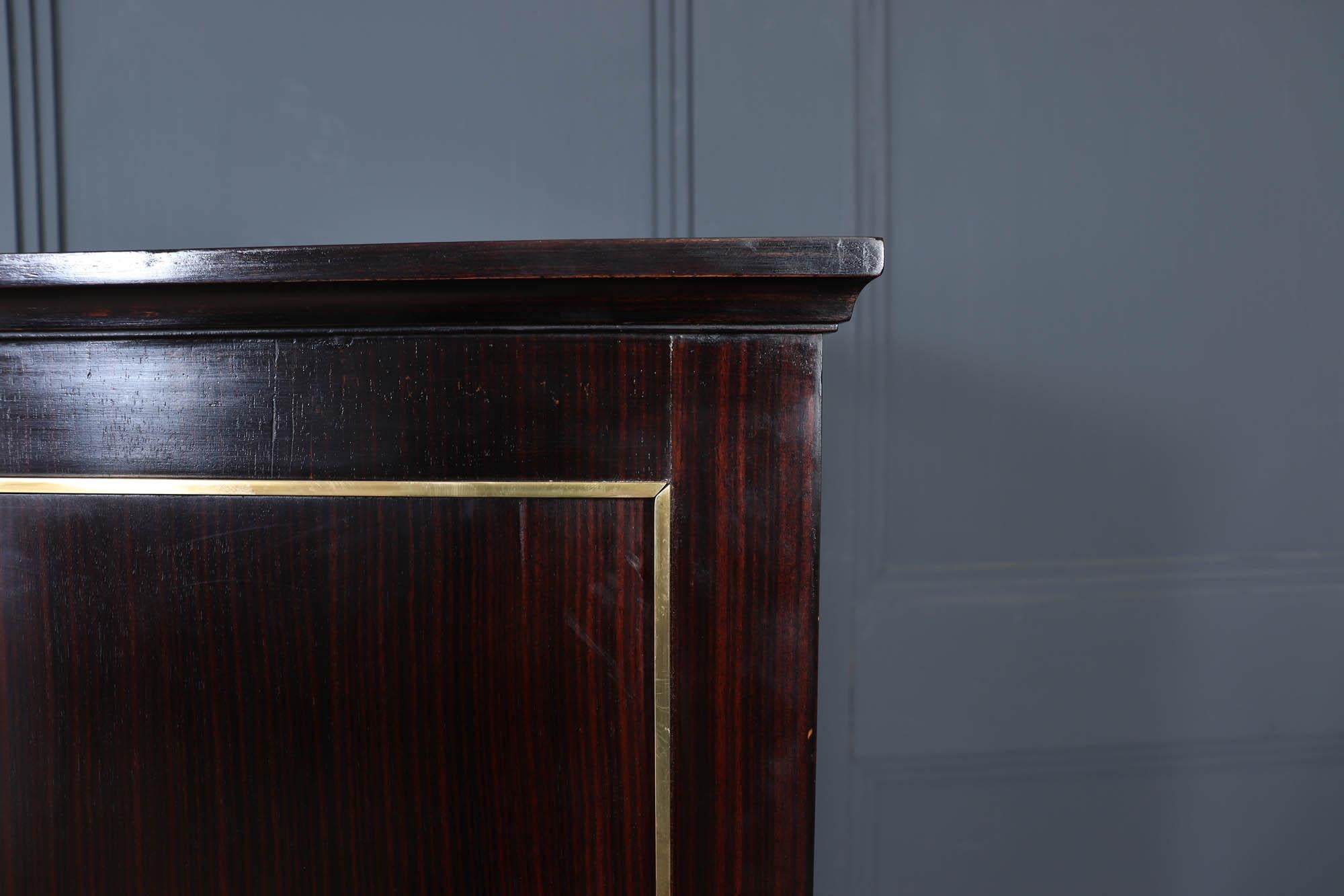 Mobile Art Deco francese in ebano Macassar con montature in bronzo dorato, 1930 ca. in vendita 1