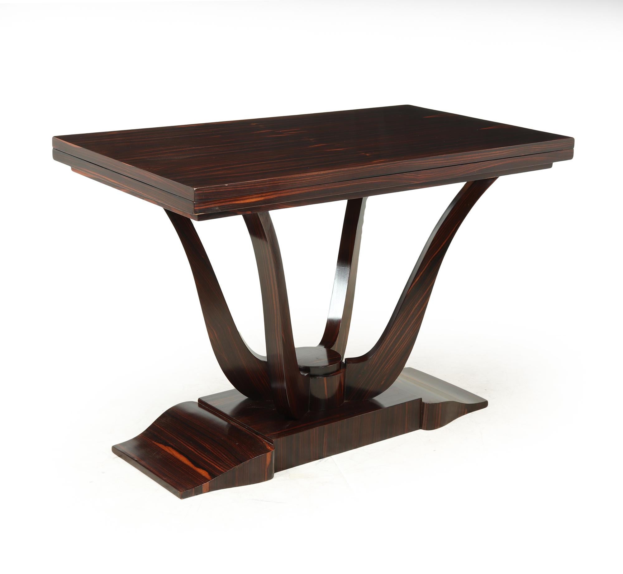 A fine quality and very elegant console table in macassar ebony with turn and flip over top, the table has been fully polished by hand and is in excellent condition throughout

Age: 1925

Style: Art Deco

Material: Macassar Ebony

Origin :