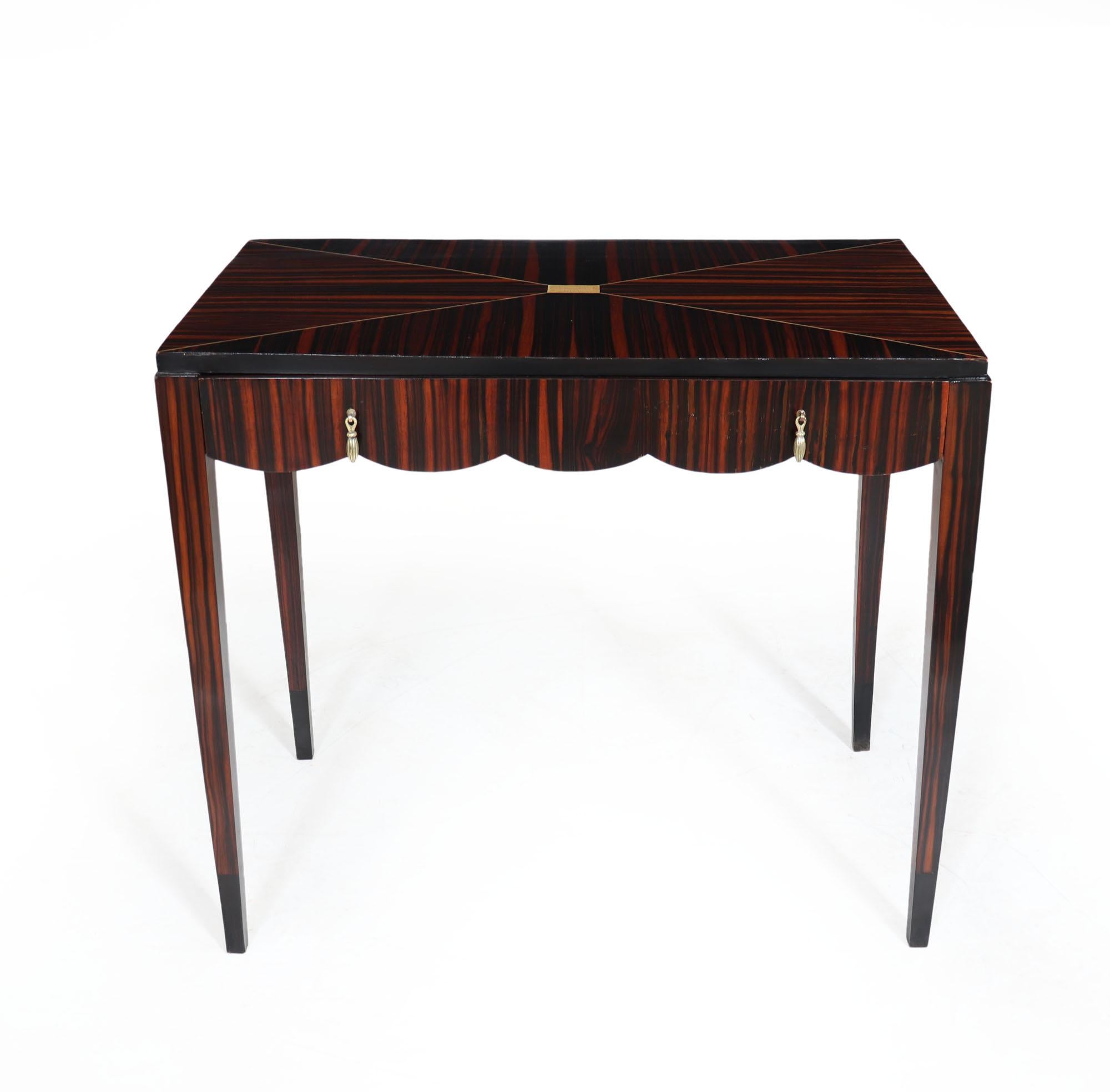 A French Art Deco single drawer side table produced in Macassar ebony with solid tipped feet the table is in great condition and has been restored and fully polished

Age: 1925

Style: French Art Deco

Origin : France

Material: Macassar