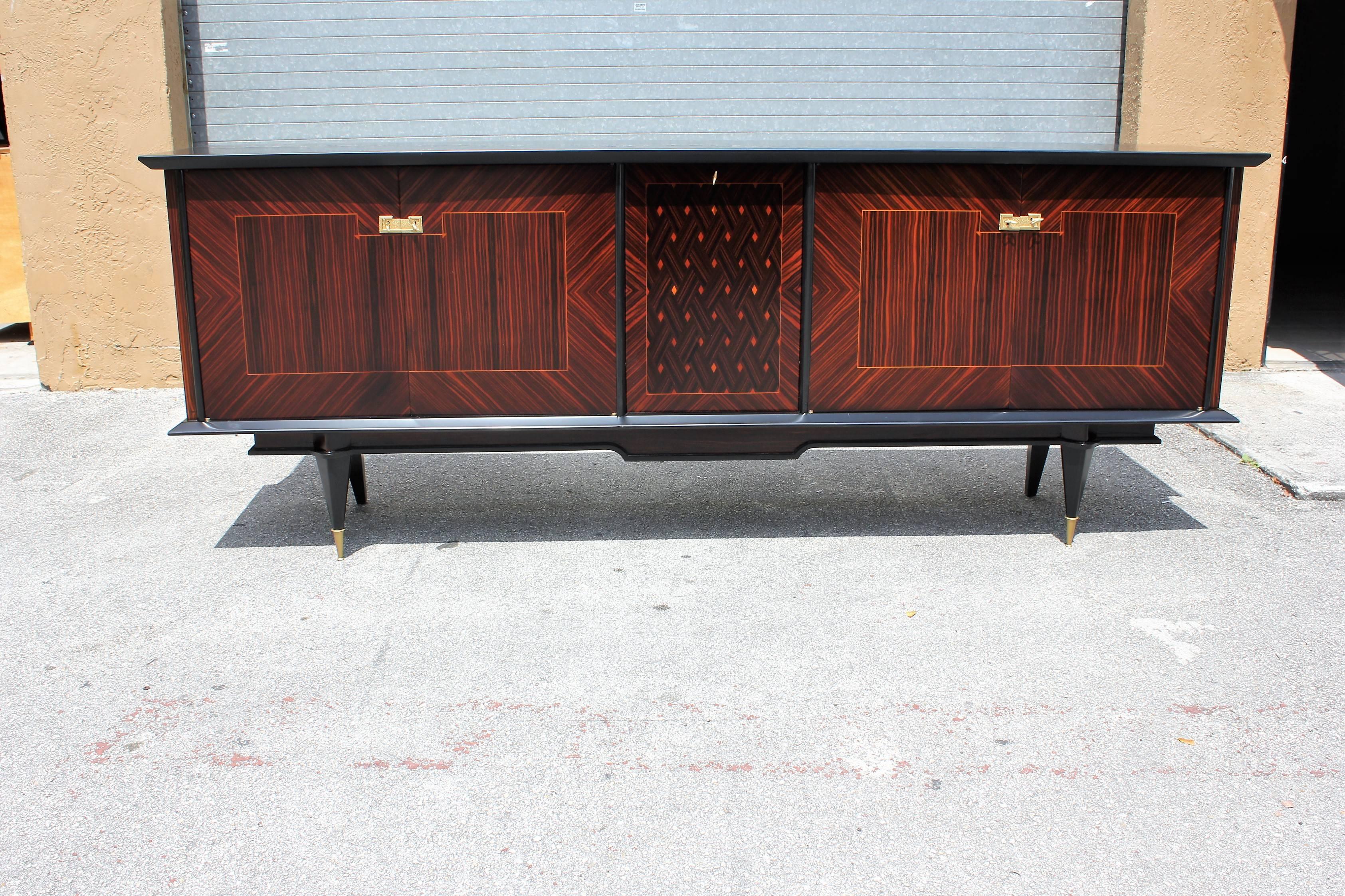 Beautiful long French Art Deco Macassar ebony sideboard / buffet / bar with diamond centre inlay, circa 1940s. Centre drop down bar area. Spacious interior, finished in sycamore wood. Beautiful inlay. Very nice sideboard Macassar ebony wood, the