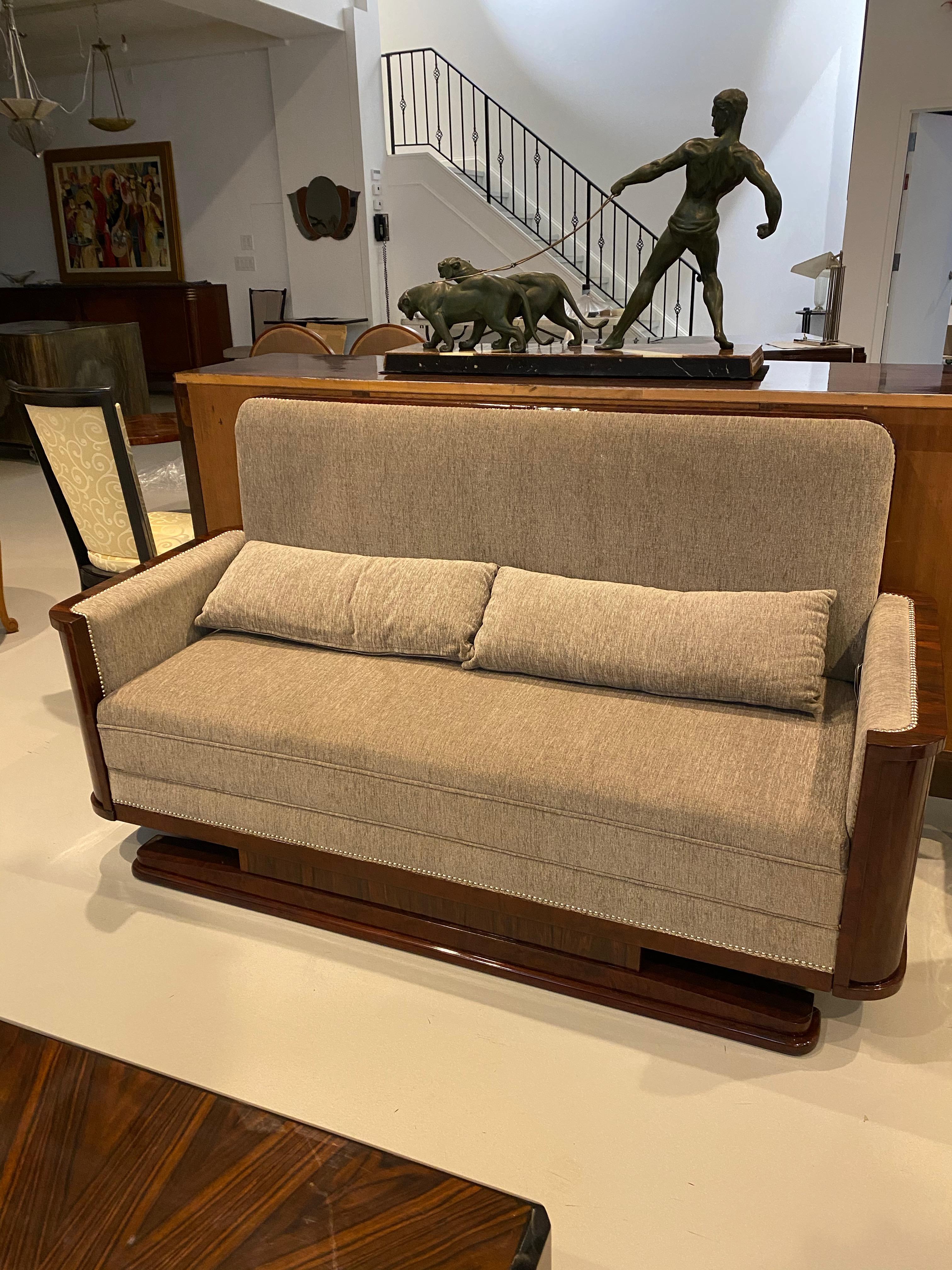 Französisches Art Deco Makassar Sofa oder Couch. Mit schönem Makassar-Holz mit Deko-Linien. Wurde von einem Kunsthandwerker in dritter Generation restauriert.