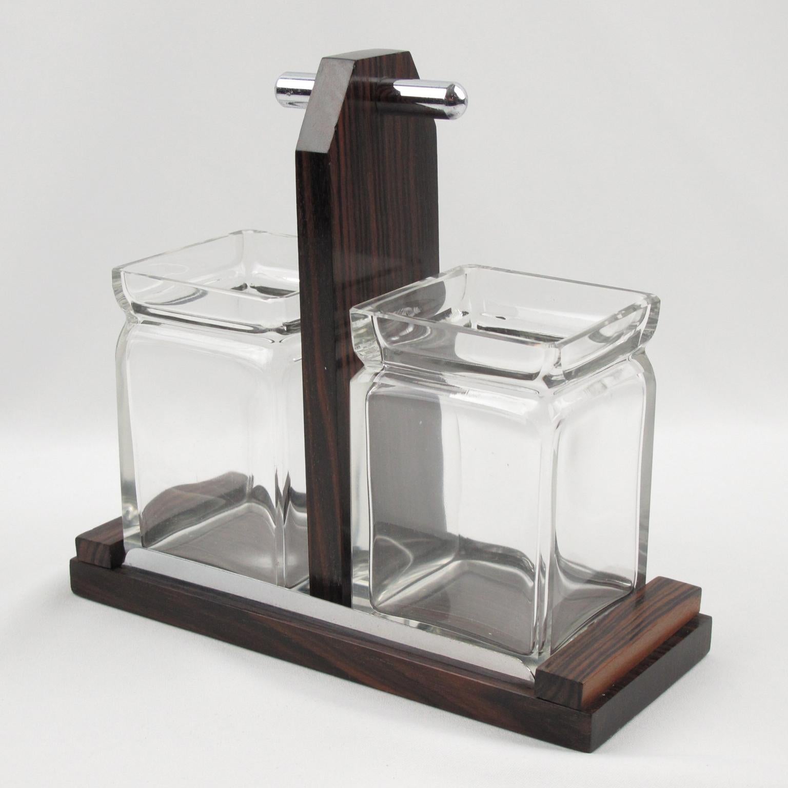 Questo splendido servizio da tavola in stile Art Déco francese presenta vasi di cristallo per conserve, sottaceti o condimenti, splendidamente presentati su un supporto. Il servizio è stato realizzato nel 1930 circa. Questo accessorio di servizio