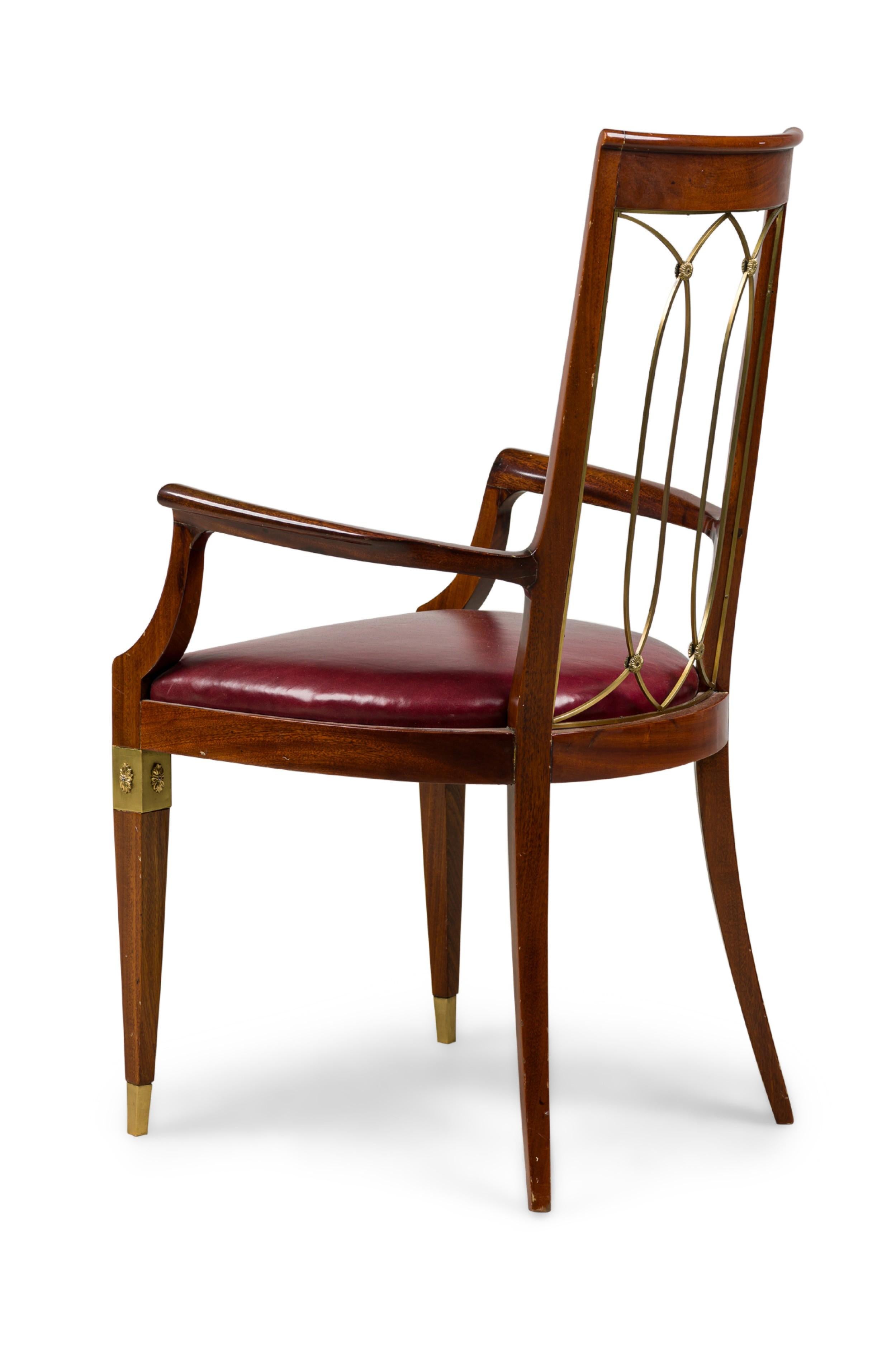 Français Fauteuil à dossier ouvert Art-Déco en acajou et laiton en vente