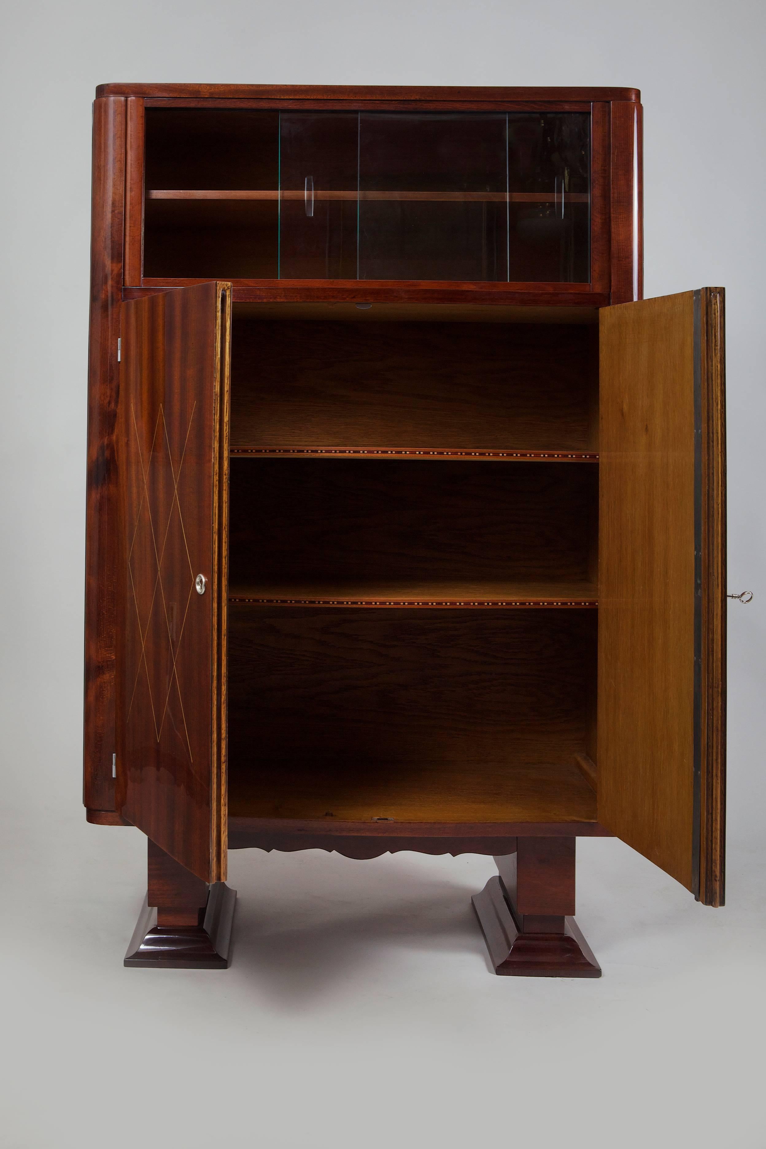 20th century Art Deco display cabinet
Completely restored to the high gloss.
Material: Mahogany.

We guarantee safe a the cheapest air transport from Europe to the whole world within 7 days.
The price is the same as for ship transport but delivery