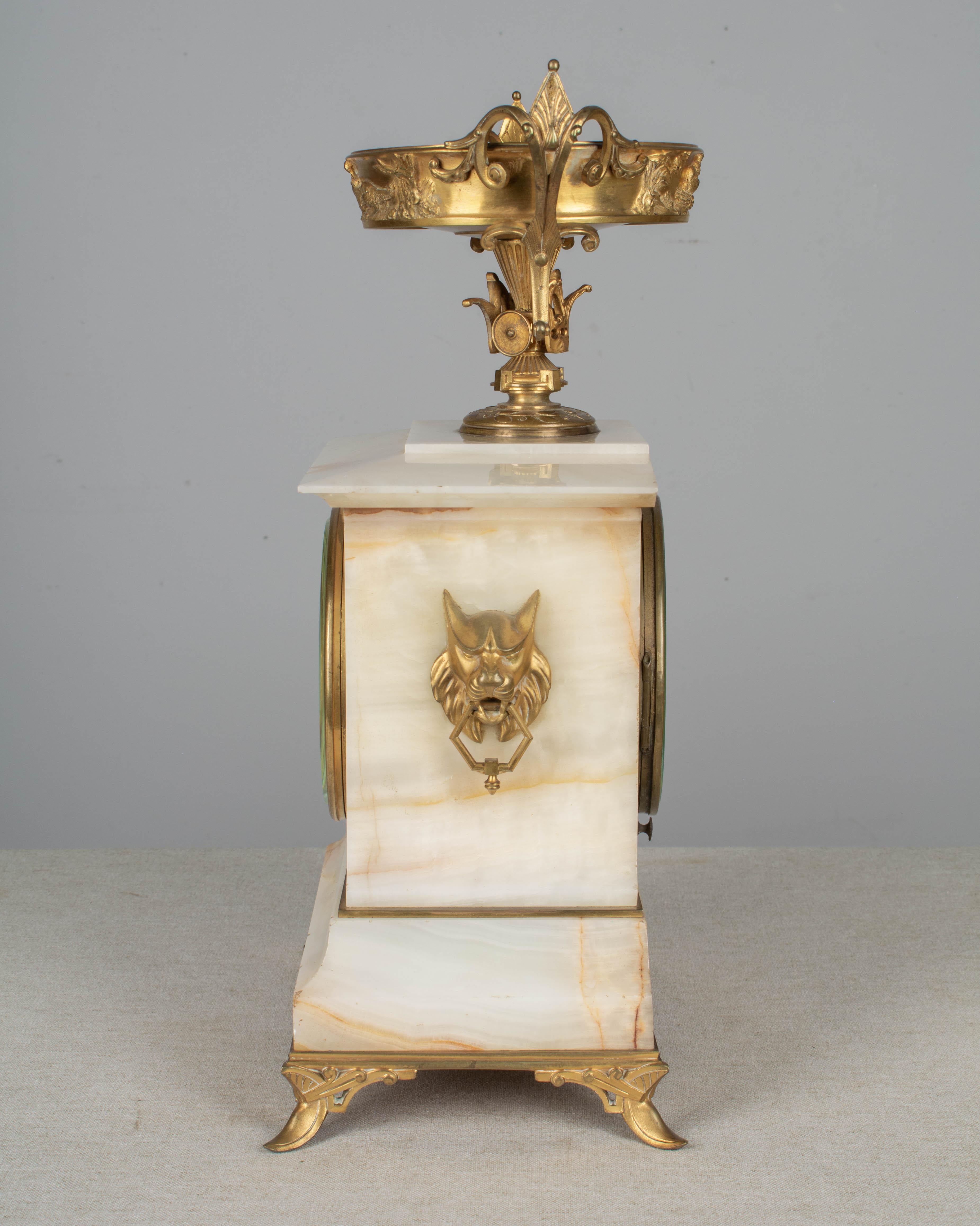 20ième siècle Horloge de cheminée et chandeliers Art déco français en vente