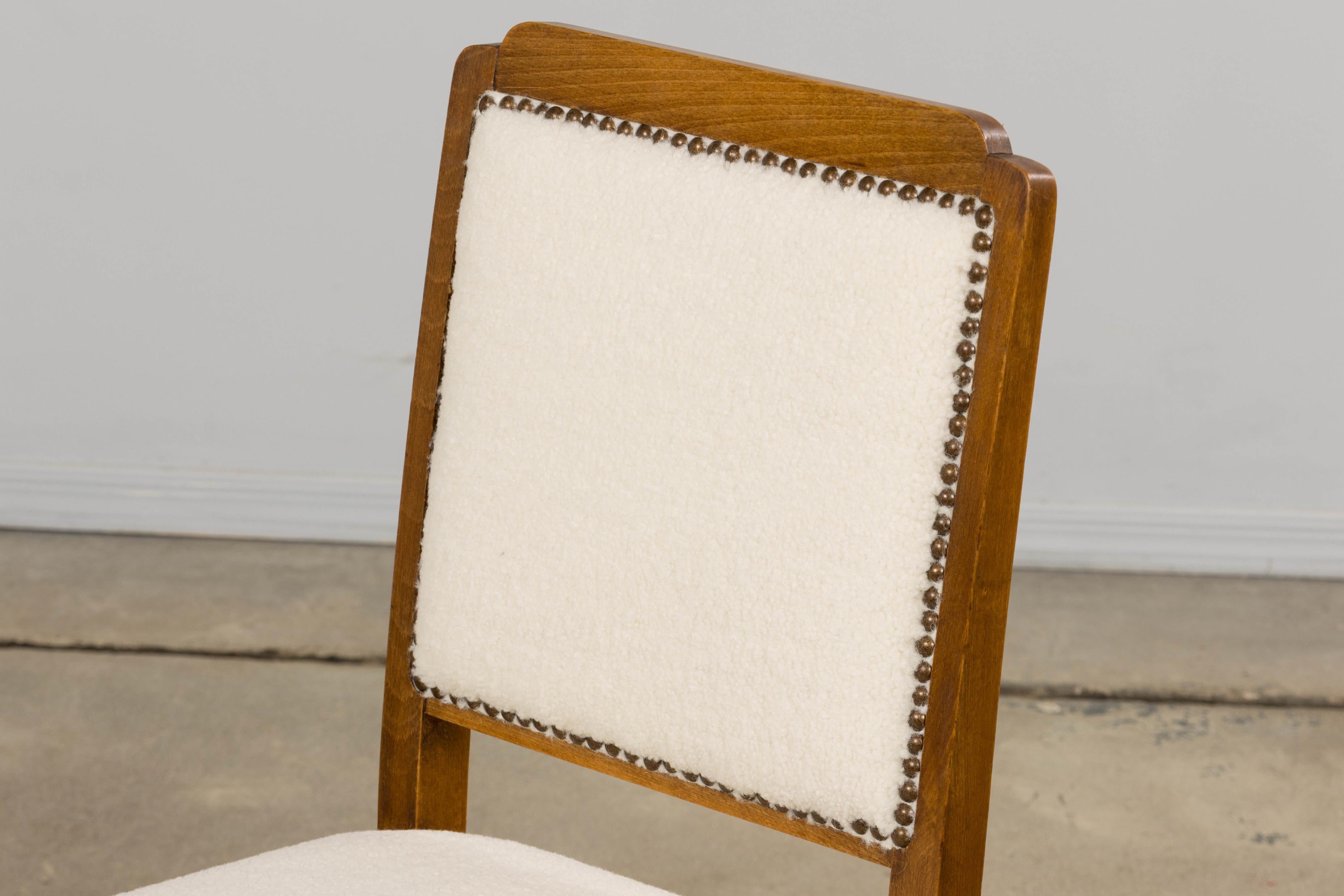 Une belle paire de chaises d'appoint Art déco françaises provenant de Provence, France. Chaque chaise présente une silhouette nette et rectiligne avec des pieds arrière subtilement incurvés, caractéristique de la transition de la fin de l'Art déco