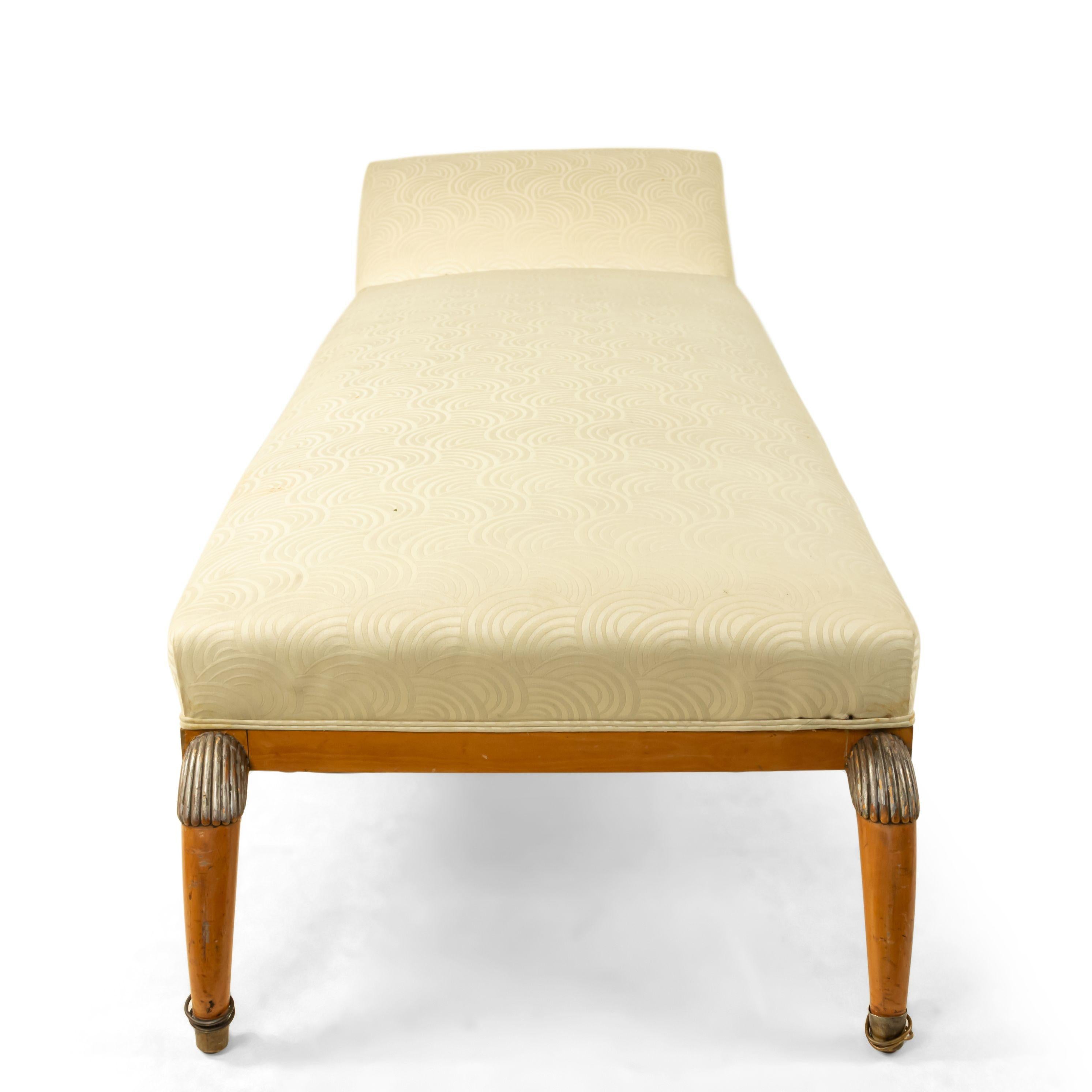 French Art Deco Maple Recamier In Good Condition For Sale In New York, NY