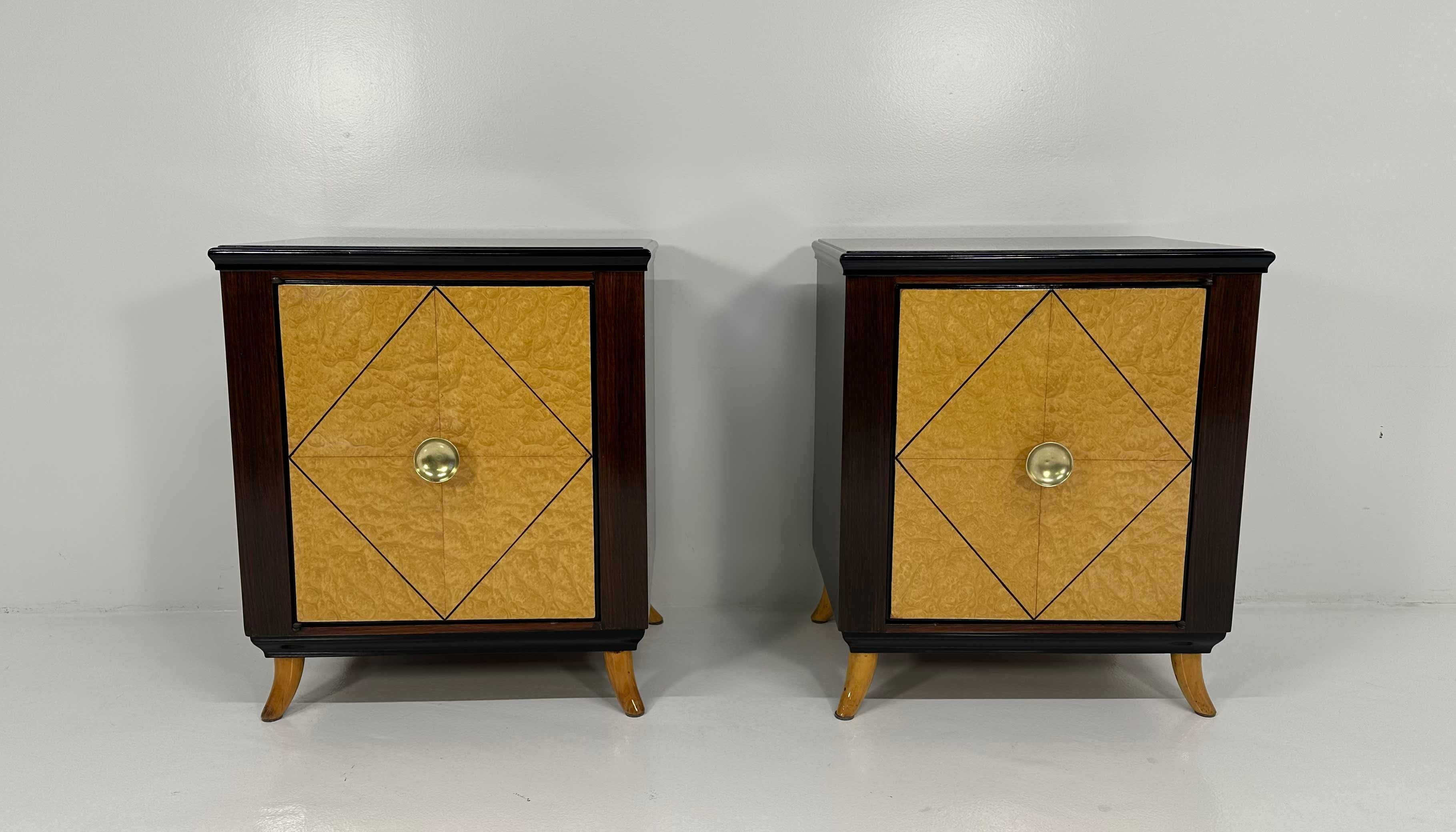 This pair of Art Deco nightstands was produced in France in the 1940s. The top and the laterals are in Macassar, the door is in maple briar, while the legs are in maple. The decorative lines on the door and the profiles are black lacquered. The