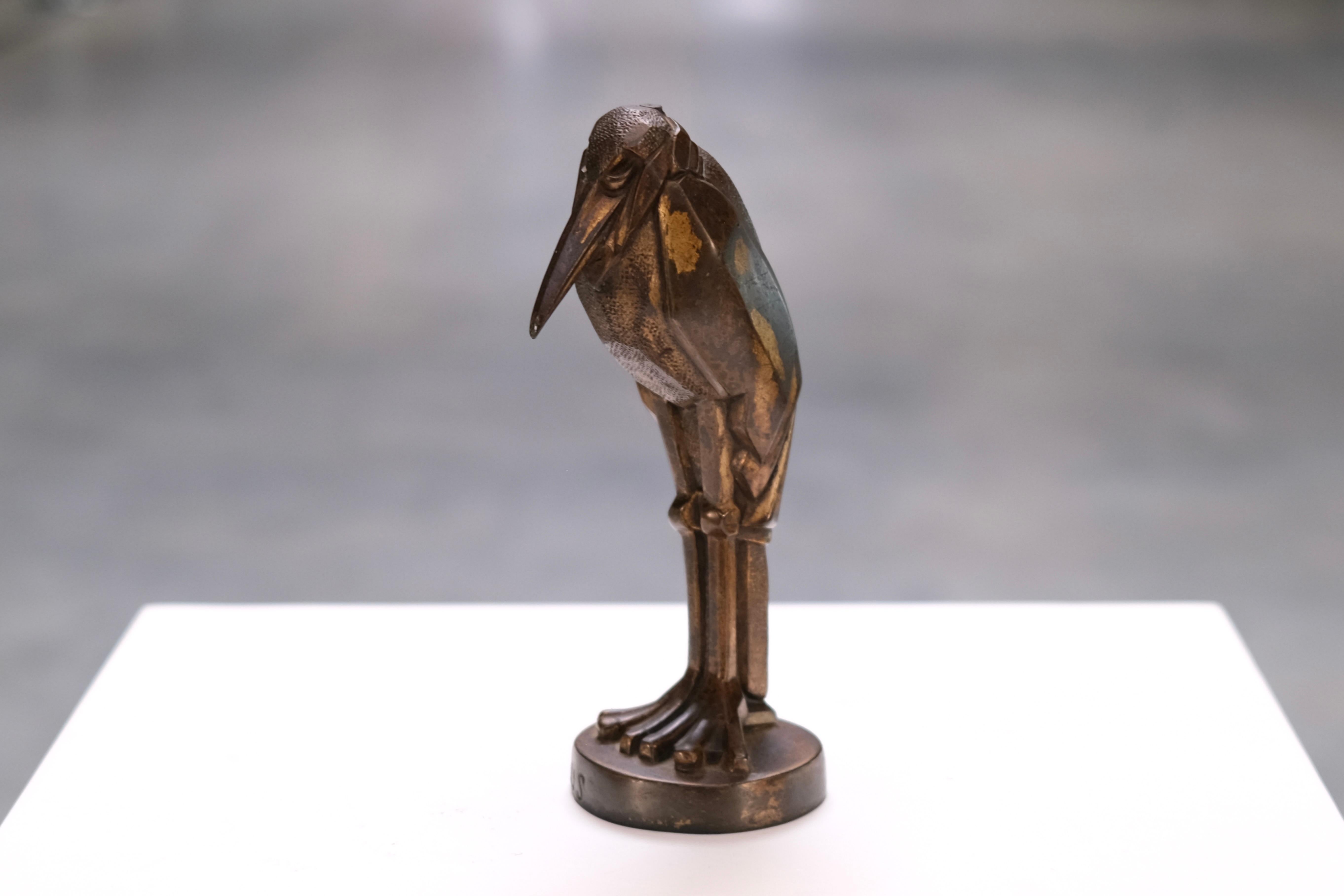 Cette rare sculpture en marabout Art déco de Max Le Verrier capture l'élégance et l'abstraction stylisée typiques des arts décoratifs français des années 1930. Conçue à l'origine comme une mascotte - un ornement de radiateur - cette pièce appartient