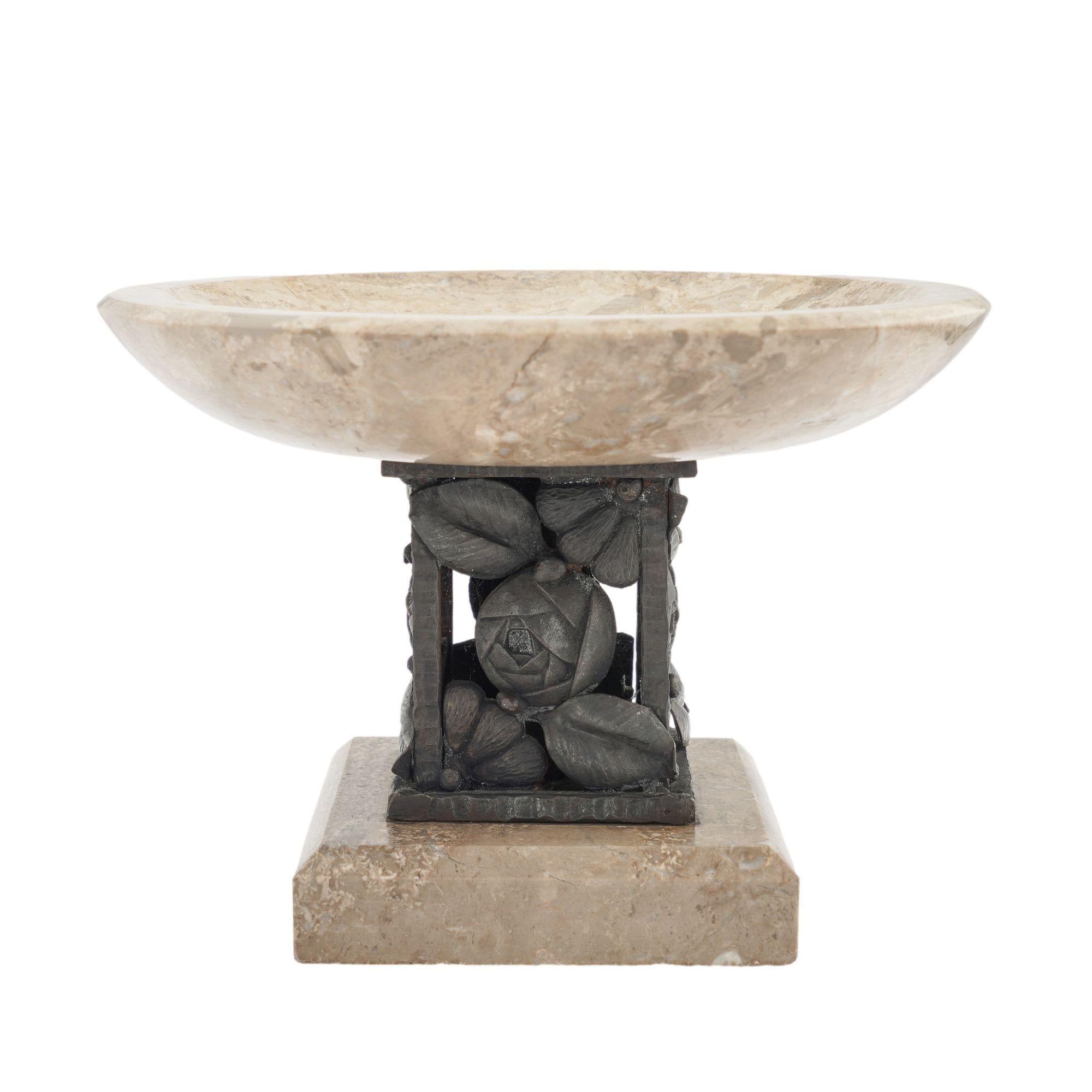 Marble and bronze Art Deco tazza. The cast bronze dish support features four alternating panels with a highly detailed flower surrounded by leaves that both overlap and recess around the corner columns, giving the piece a highly dimensional