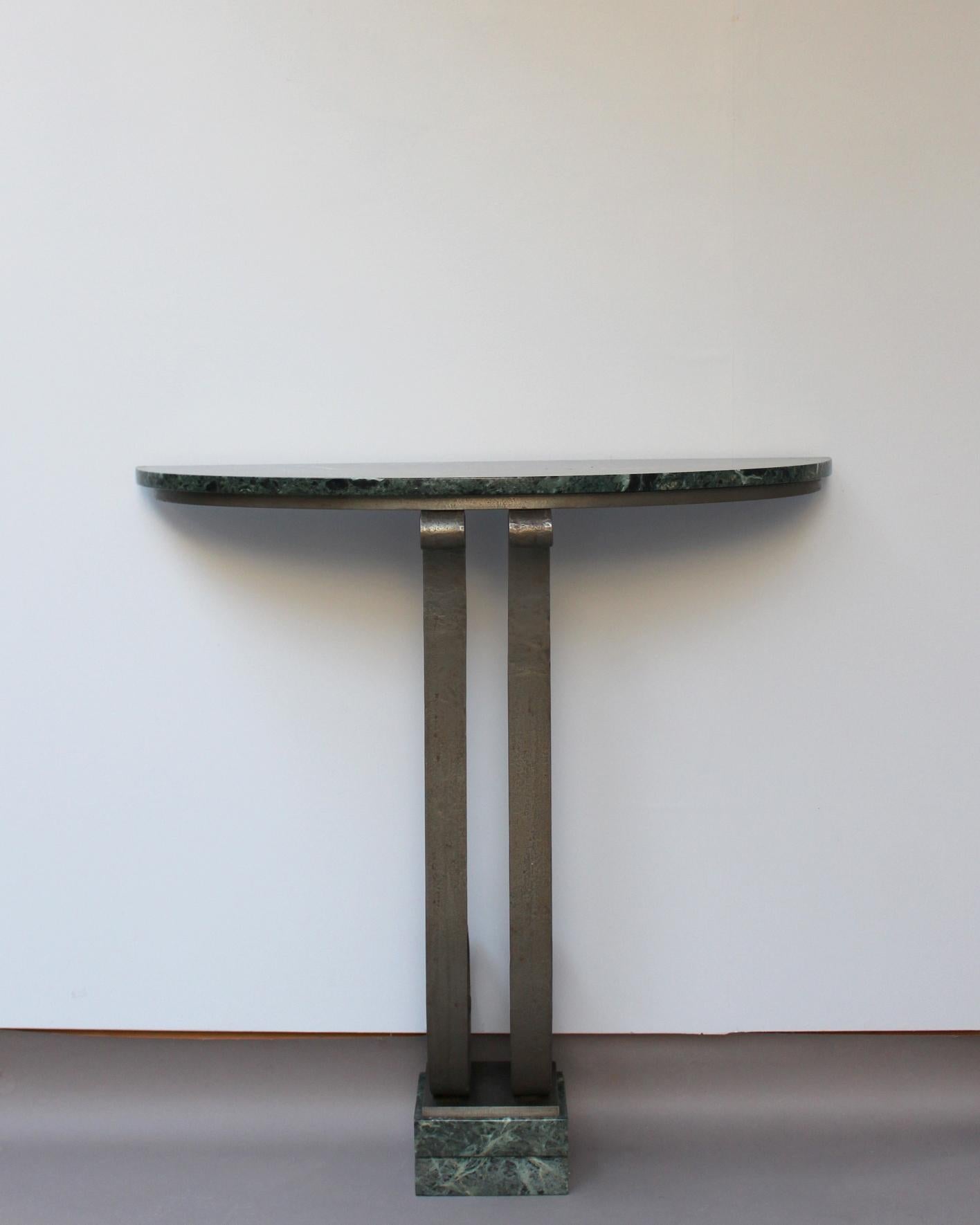 French Art Deco Marble Console with a Hammered Wrought Iron Pedestal For Sale 1