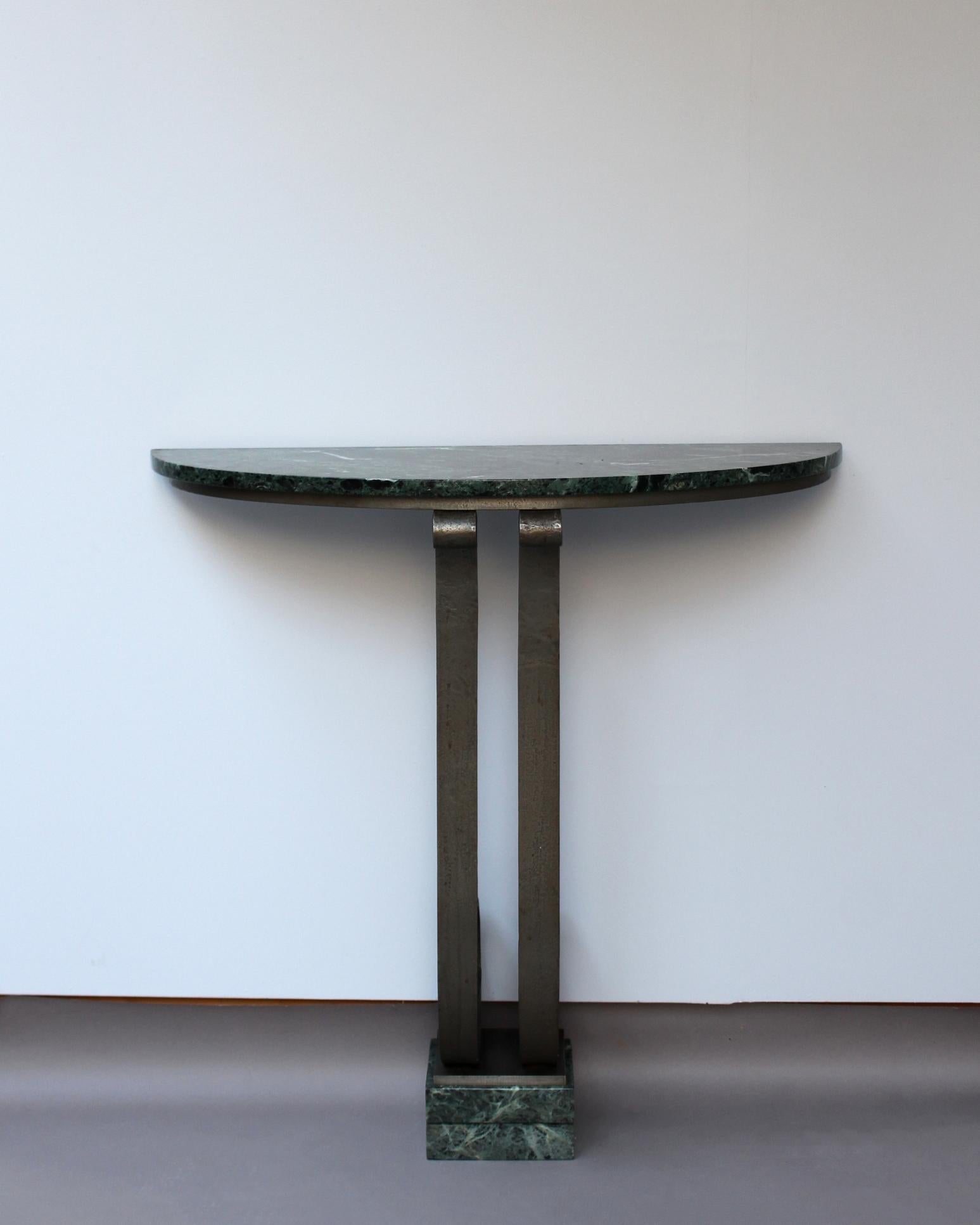 French Art Deco Marble Console with a Hammered Wrought Iron Pedestal For Sale 2