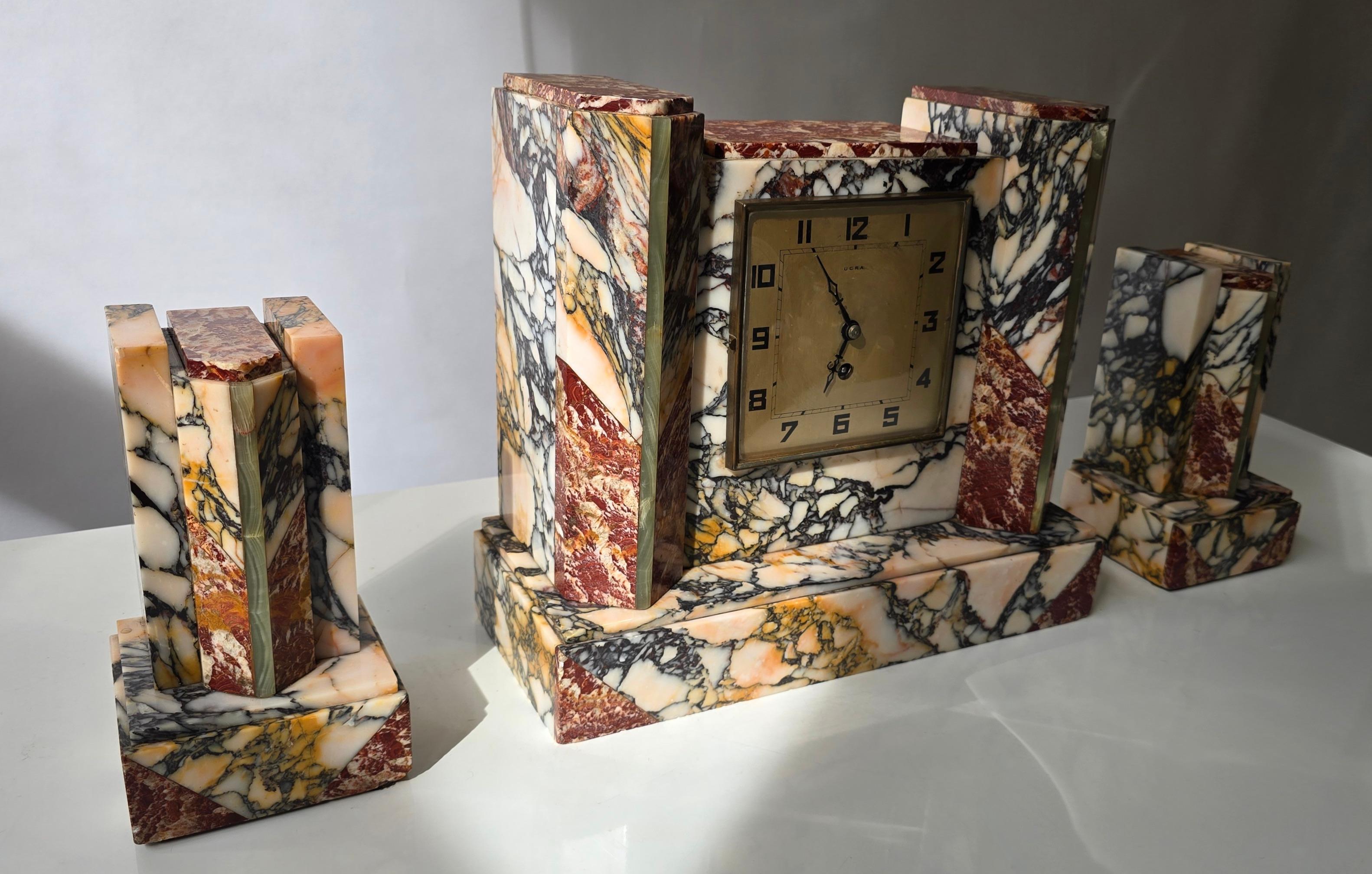 French Art Deco Marble Mantel Clock with Garnitures, UCRA, circa 1930 en venta 3