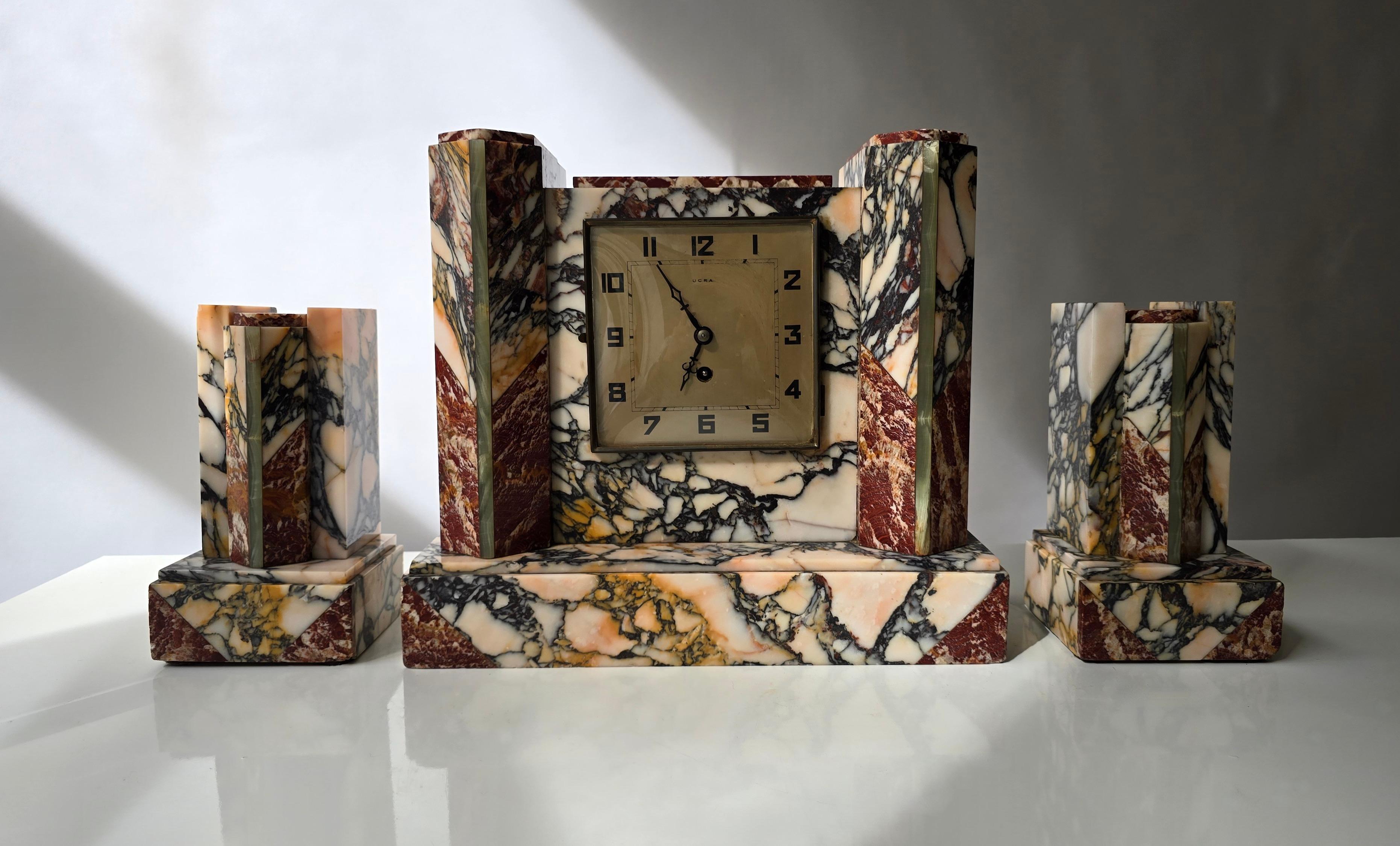 French Art Deco Marble Mantel Clock with Garnitures, UCRA, circa 1930 en venta 4