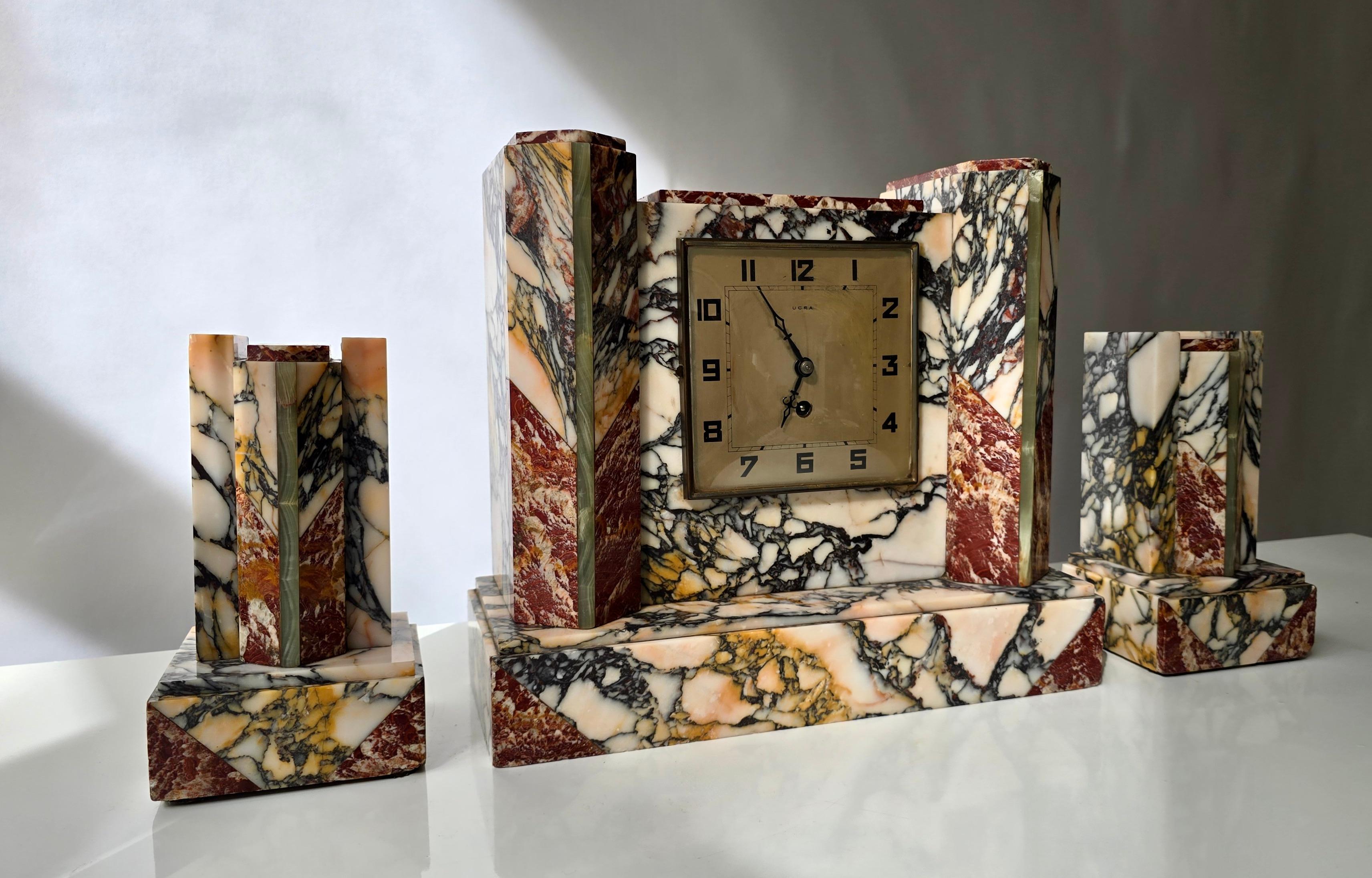 French Art Deco Marble Mantel Clock with Garnitures, UCRA, circa 1930 en venta 5