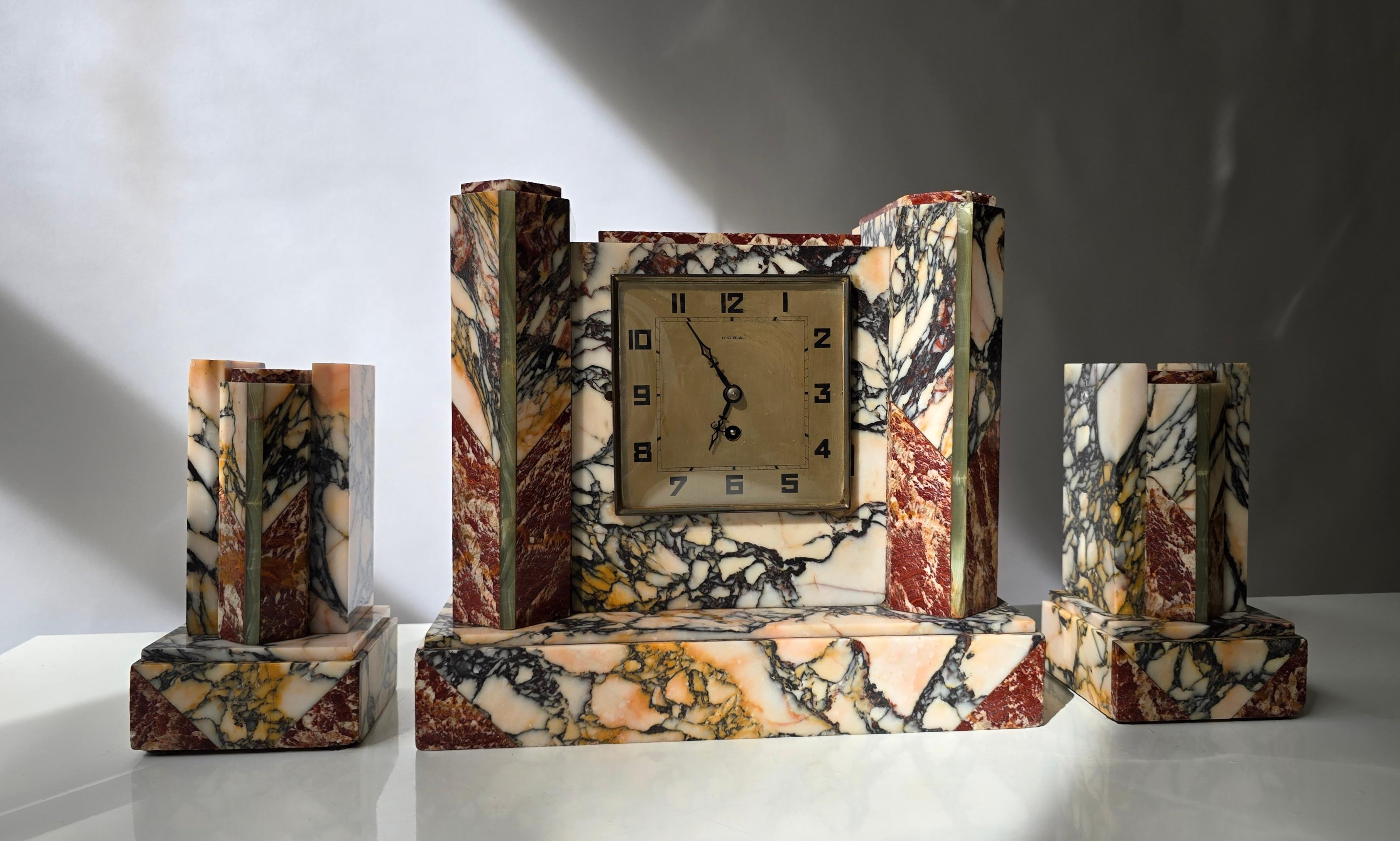 French Art Deco Marble Mantel Clock with Garnitures, UCRA, circa 1930 en venta 6