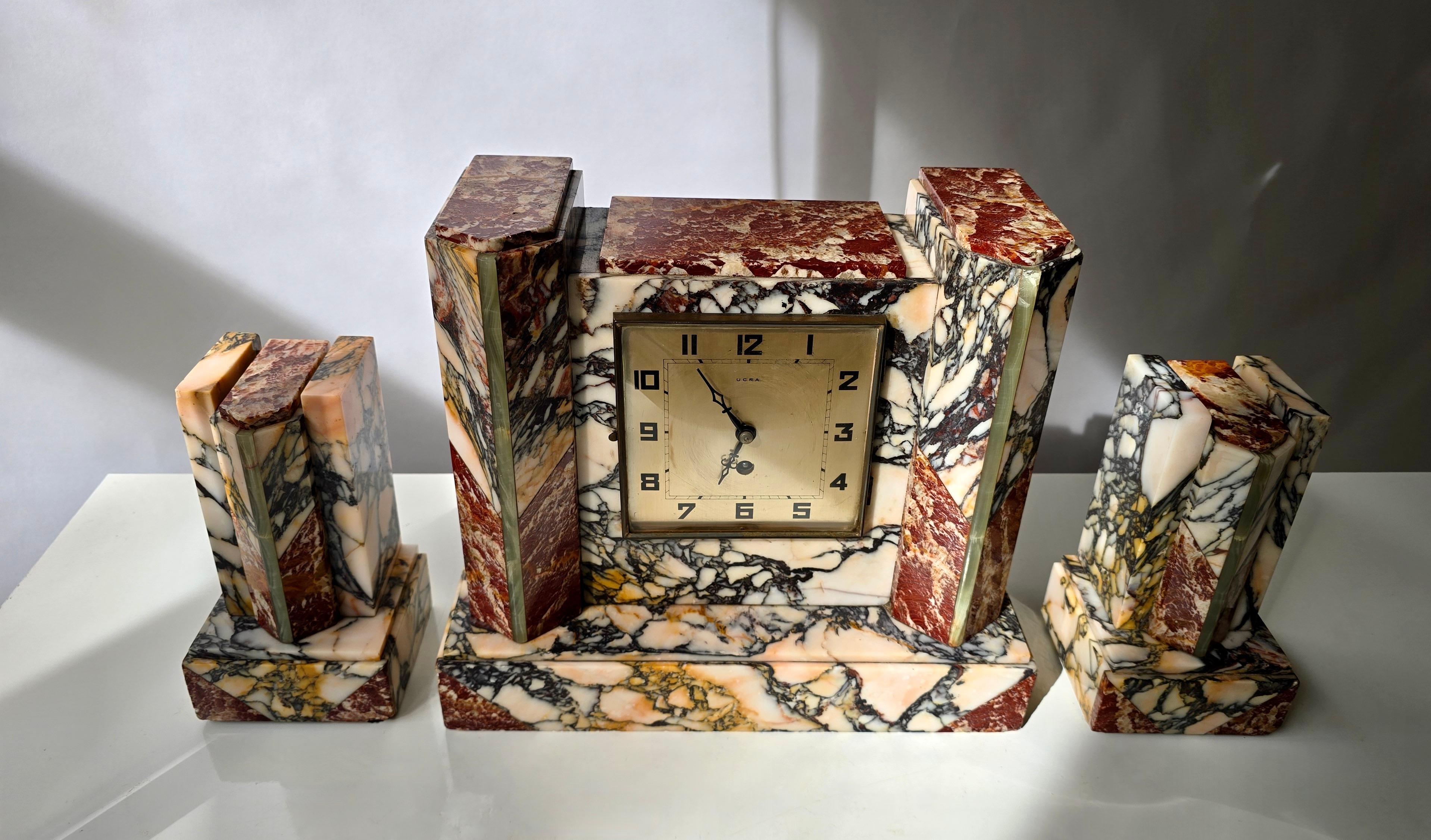 French Art Deco Marble Mantel Clock with Garnitures, UCRA, circa 1930 en venta 7