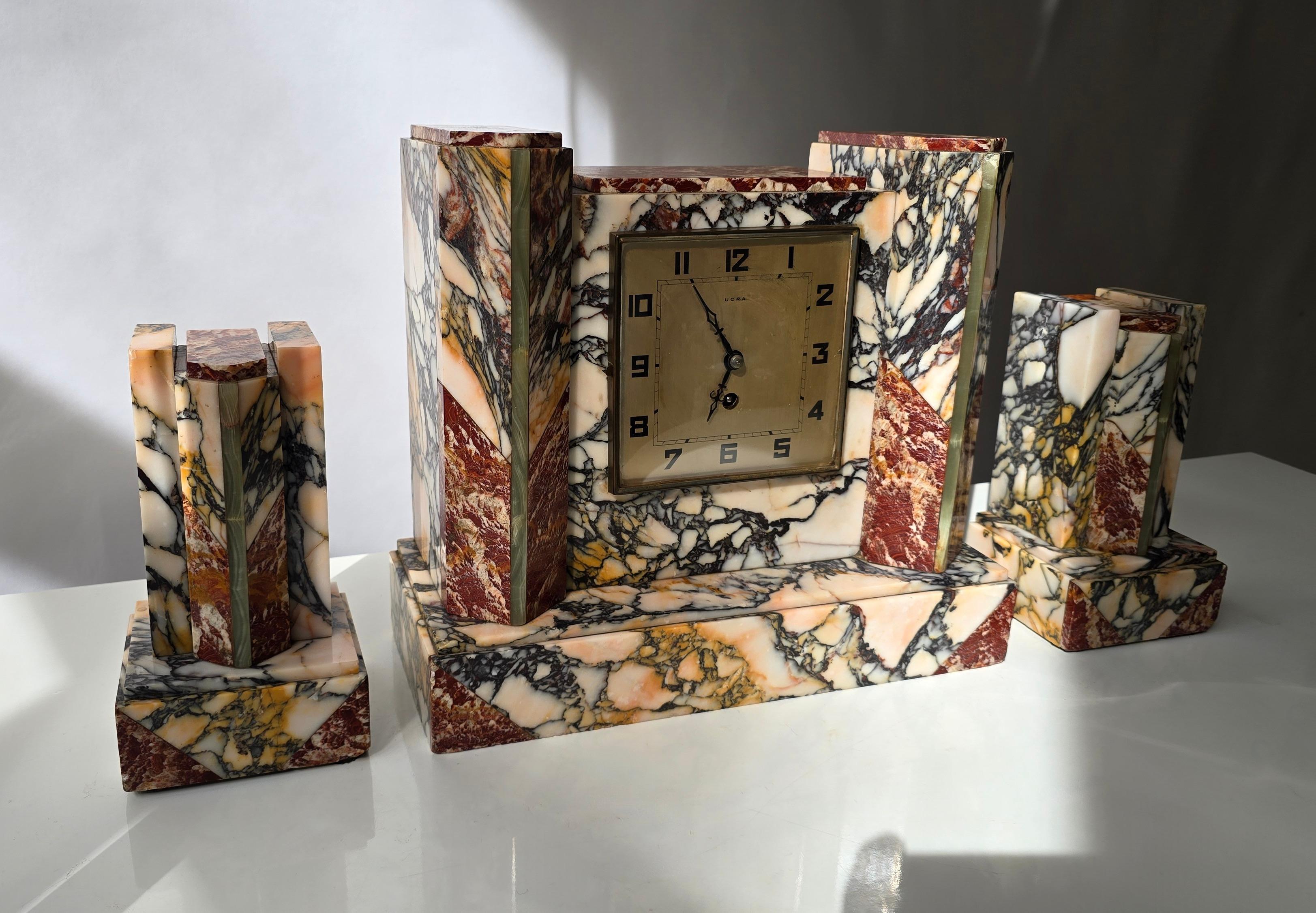 French Art Deco Marble Mantel Clock with Garnitures, UCRA, circa 1930 en venta 8