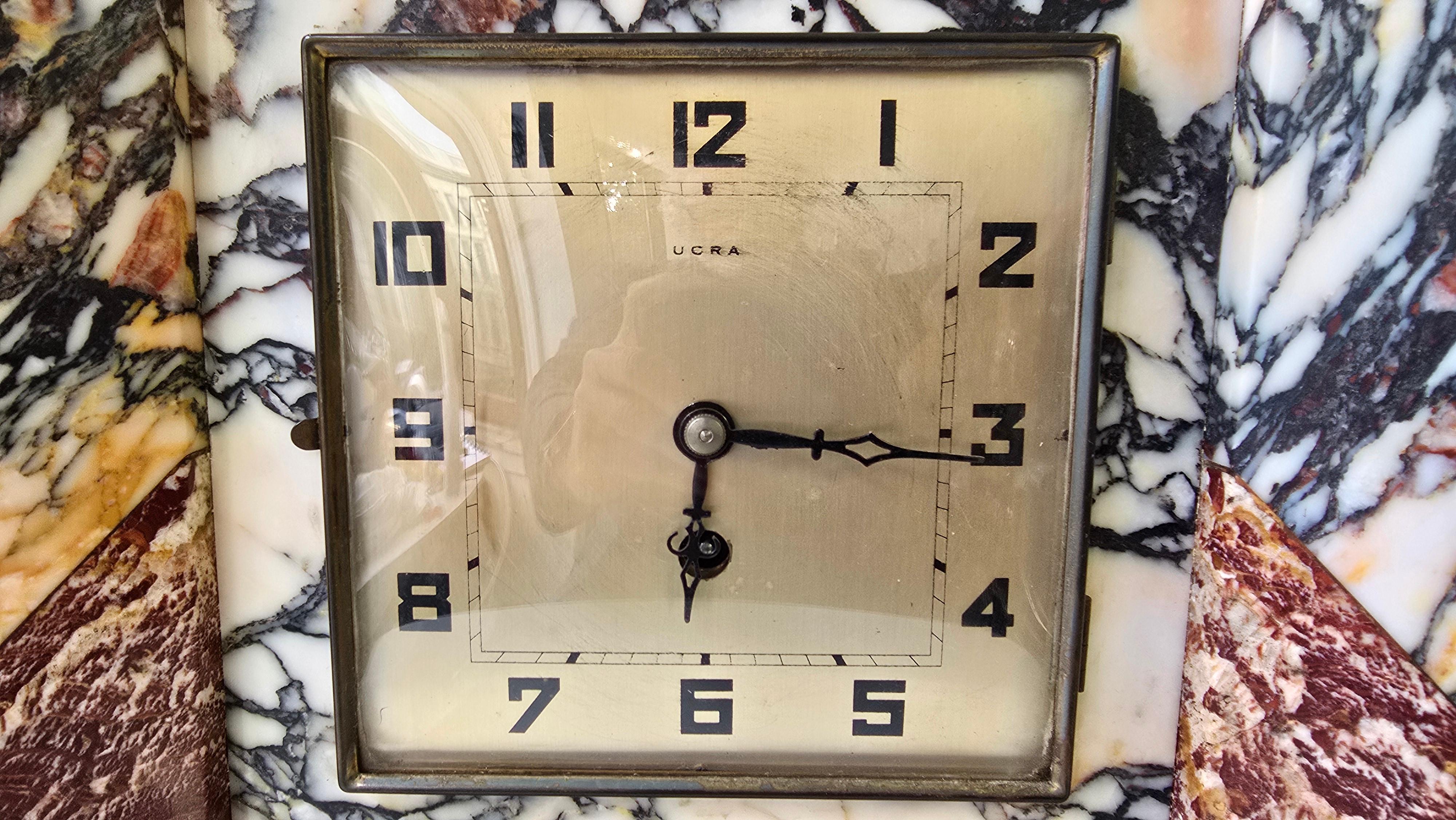 French Art Deco Marble Mantel Clock with Garnitures, UCRA, circa 1930 en venta 9