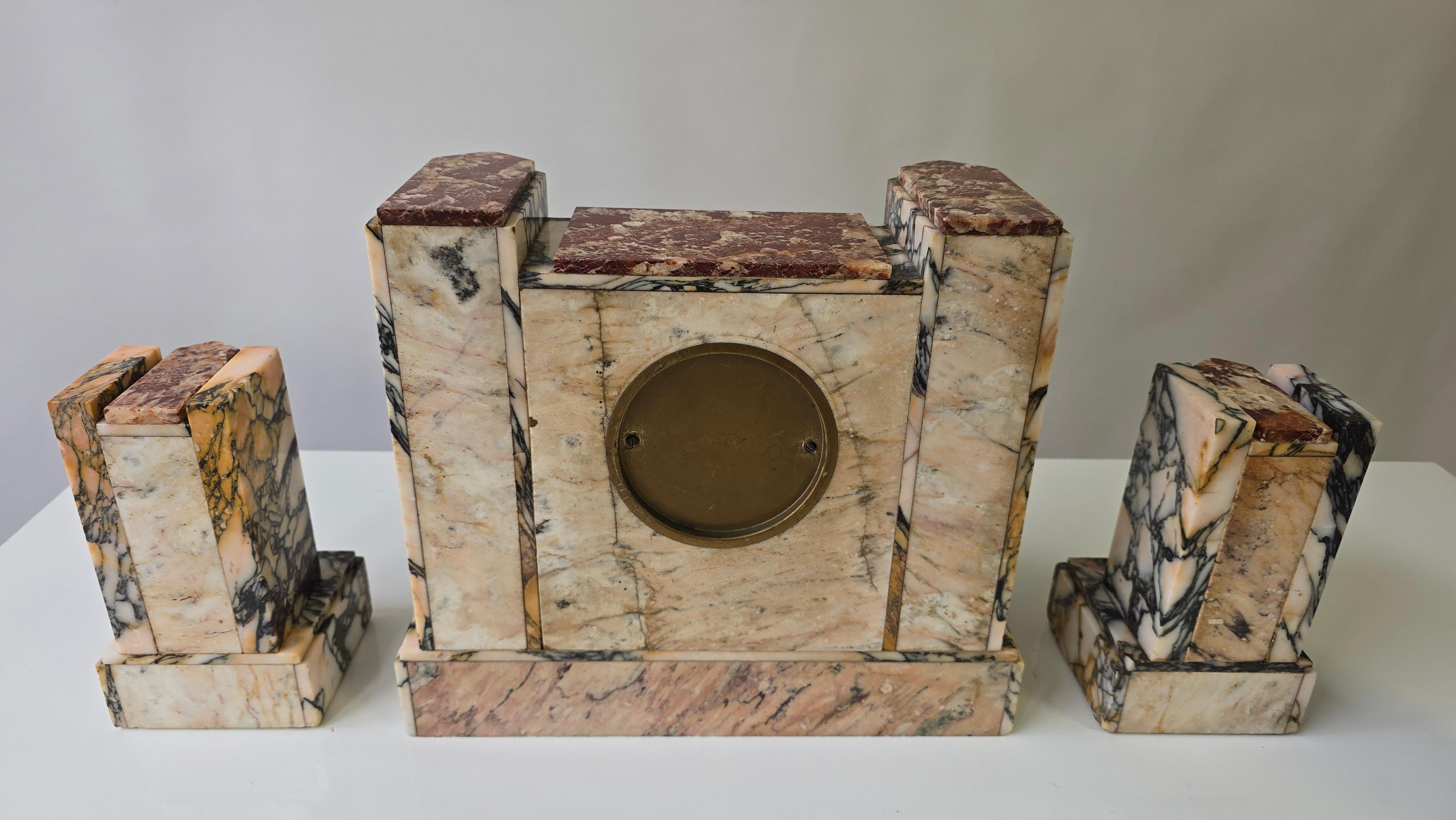 French Art Deco Marble Mantel Clock with Garnitures, UCRA, circa 1930 en venta 10