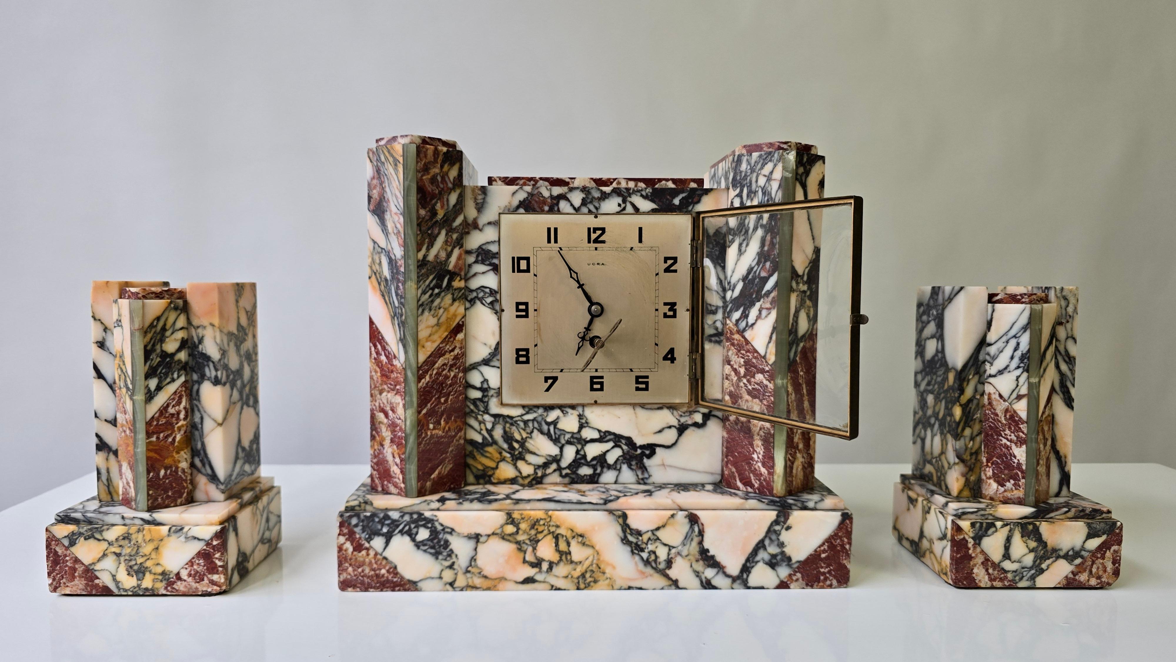 French Art Deco Marble Mantel Clock with Garnitures, UCRA, circa 1930 en Bueno estado para la venta en Antwerp, BE
