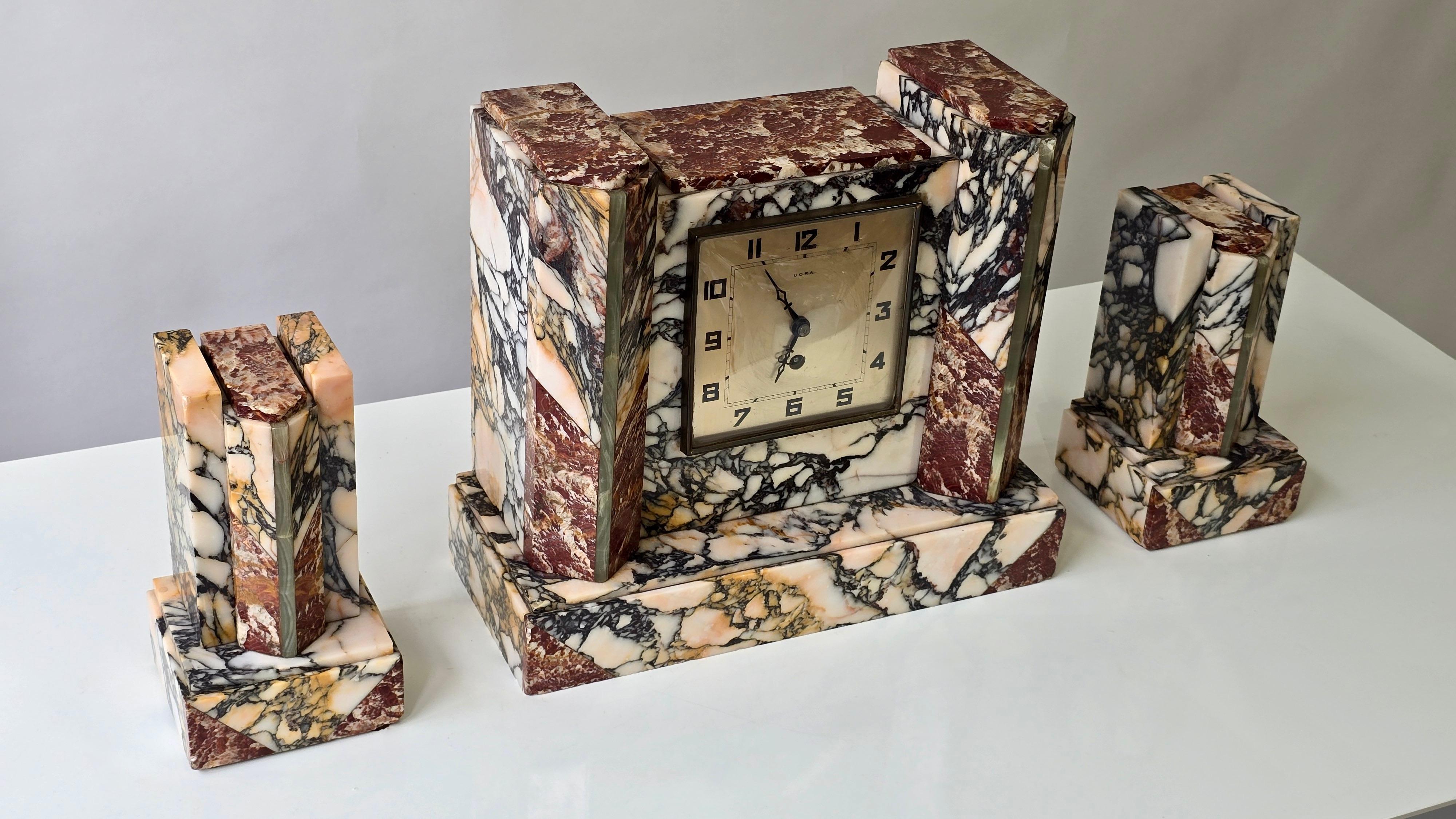French Art Deco Marble Mantel Clock with Garnitures, UCRA, circa 1930 siglo XX en venta