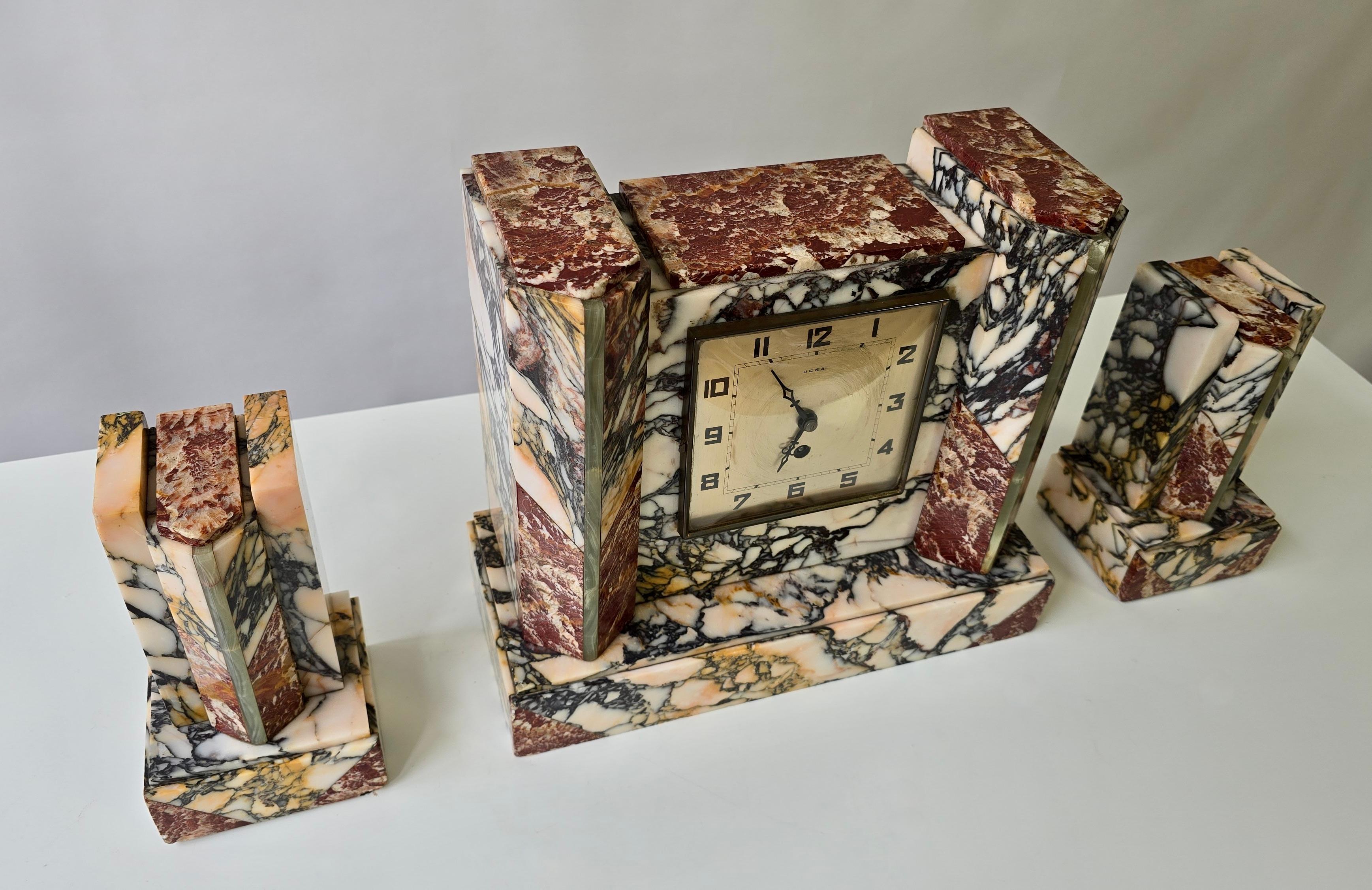 French Art Deco Marble Mantel Clock with Garnitures, UCRA, circa 1930 Latón en venta