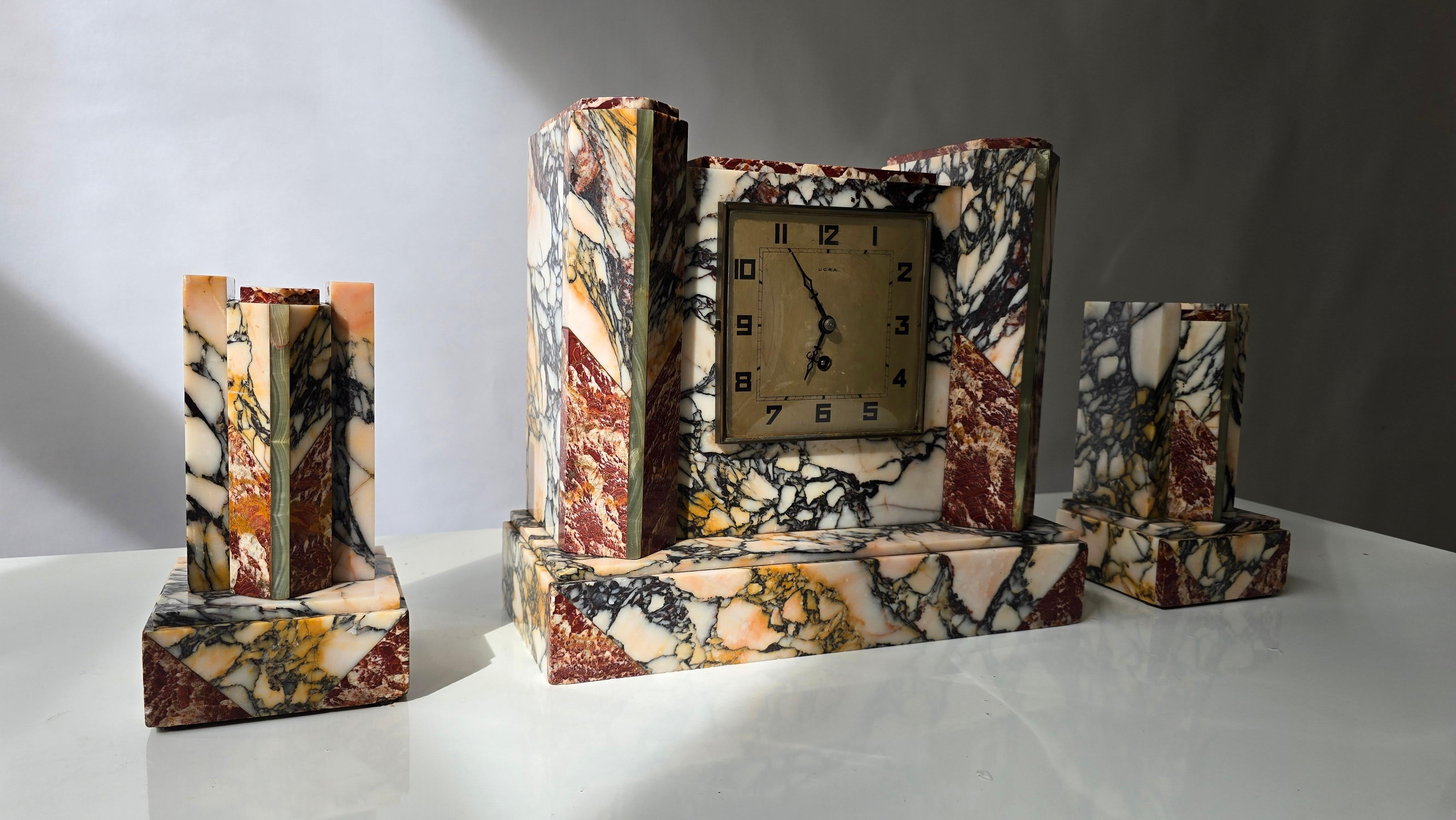 French Art Deco Marble Mantel Clock with Garnitures, UCRA, circa 1930 en venta 1