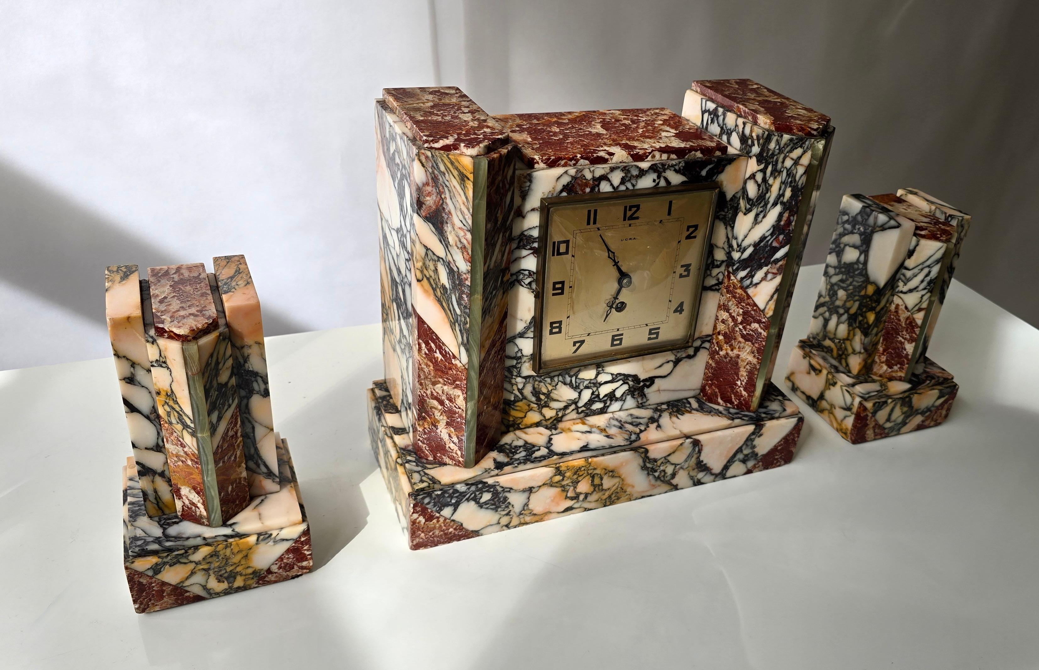 French Art Deco Marble Mantel Clock with Garnitures, UCRA, circa 1930 en venta 2