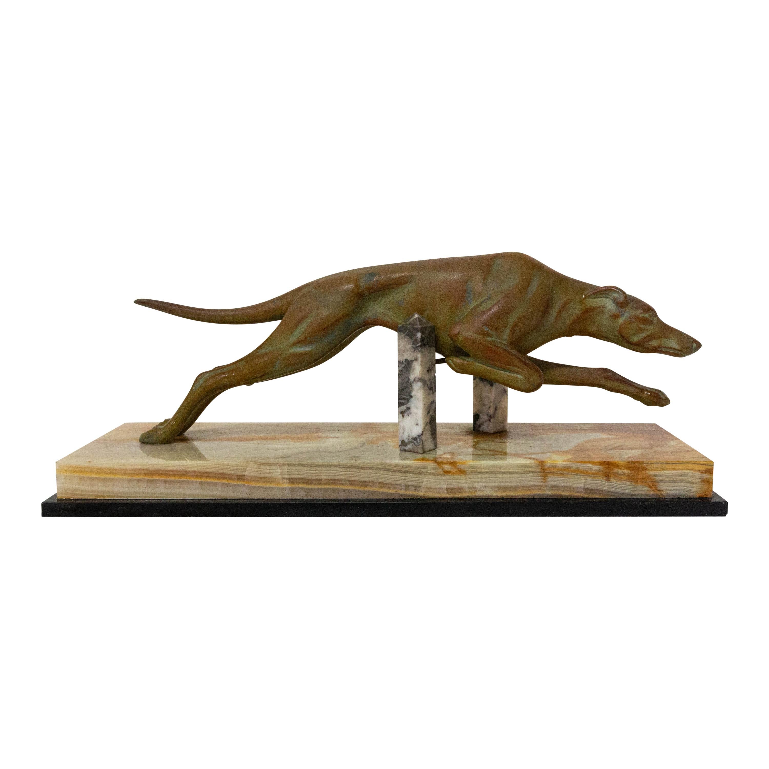 Französischer Art-déco-Marmor-Grünhound aus Zinn, um 1930 im Angebot