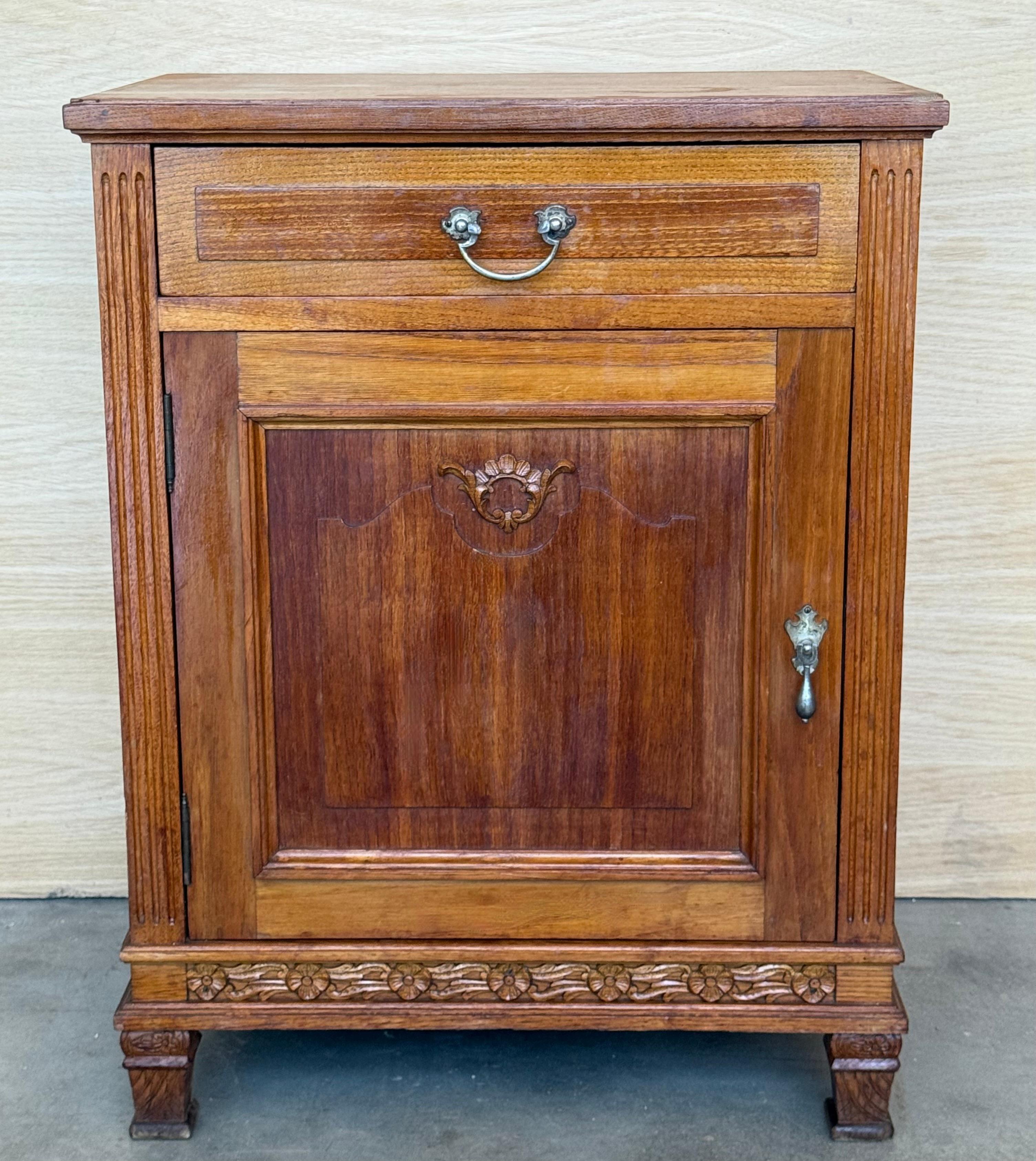 Pareja de originales mesillas de noche Art Decó de nogal. Originarias de Francia y de principios de los años 30, llenan la ansiada forma del Art Déco en su máxima expresión y se asemejan a deliciosas chapas de nogal talladas. Un diseño maravilloso
