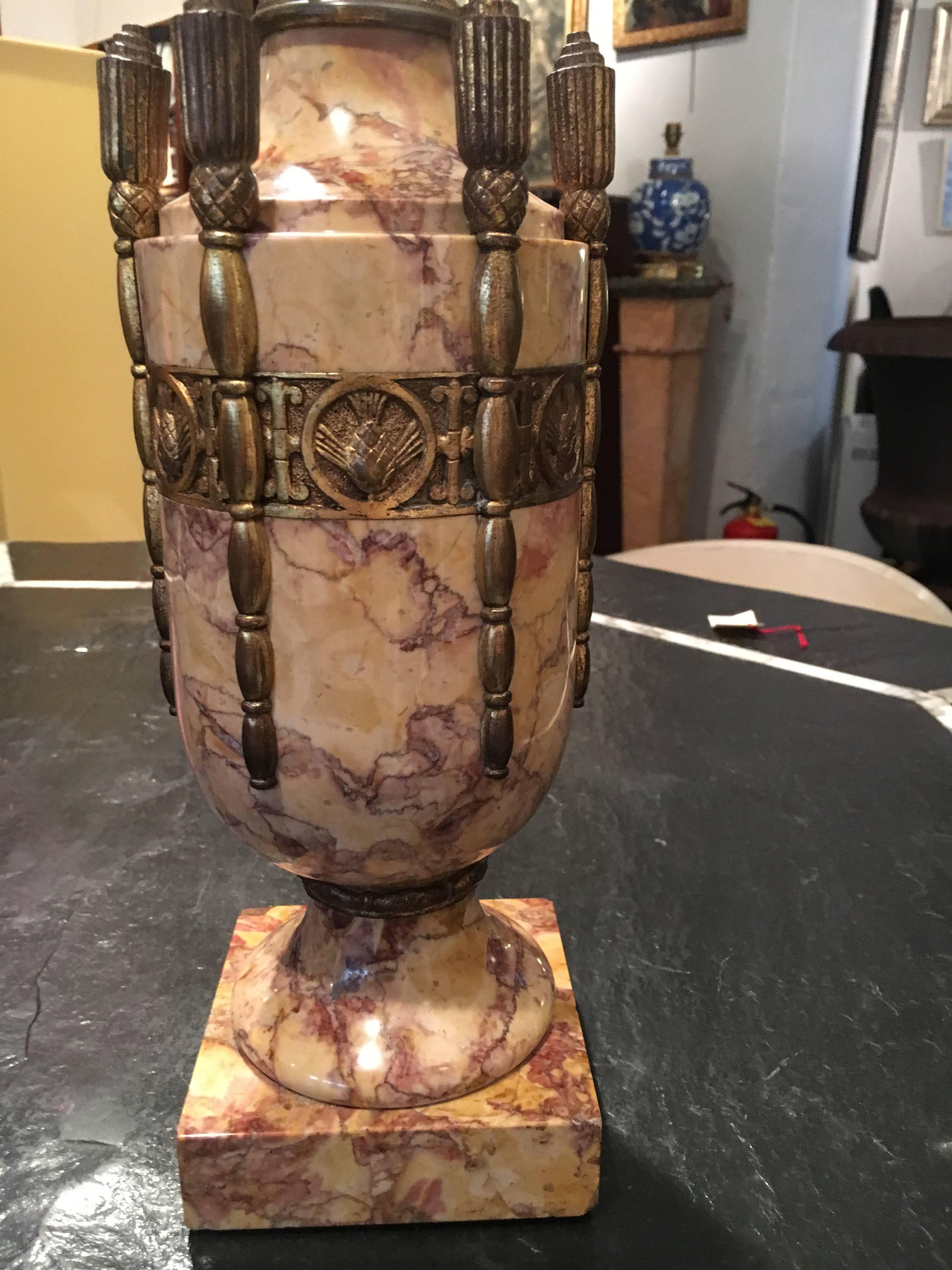 Francese Urne in marmo Art Deco francese con bronzo, 1920 circa in vendita