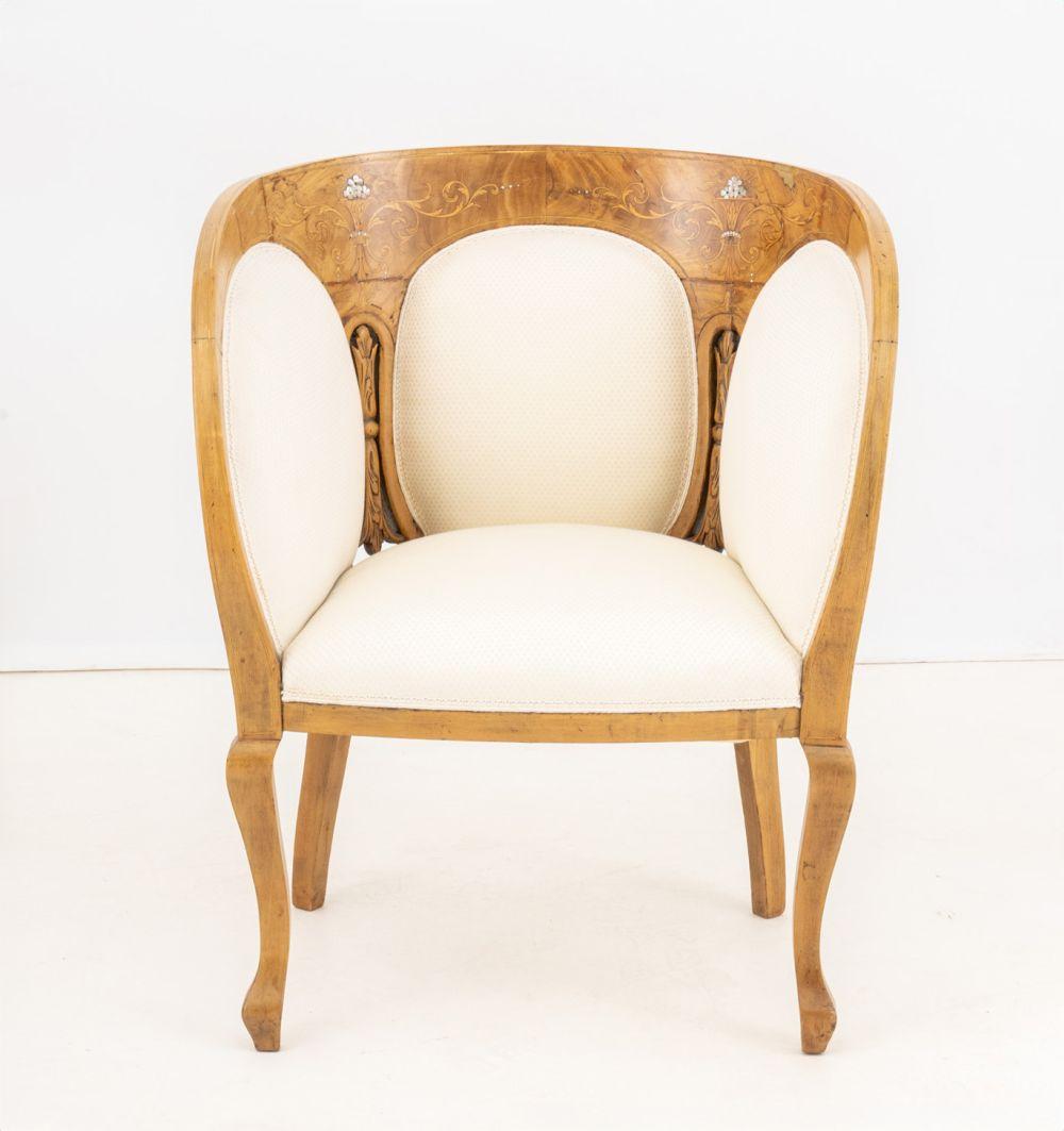 Sedia da vasca imbottita in noce e intarsi floreali in madreperla Art Déco francese. 32,75