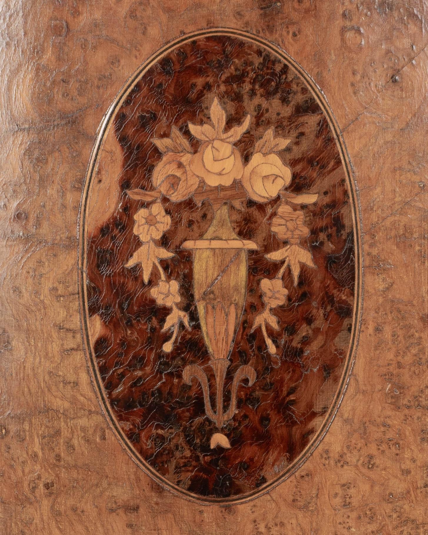Französischer Beistelltisch mit Intarsien im Art Déco-Stil im Angebot 3