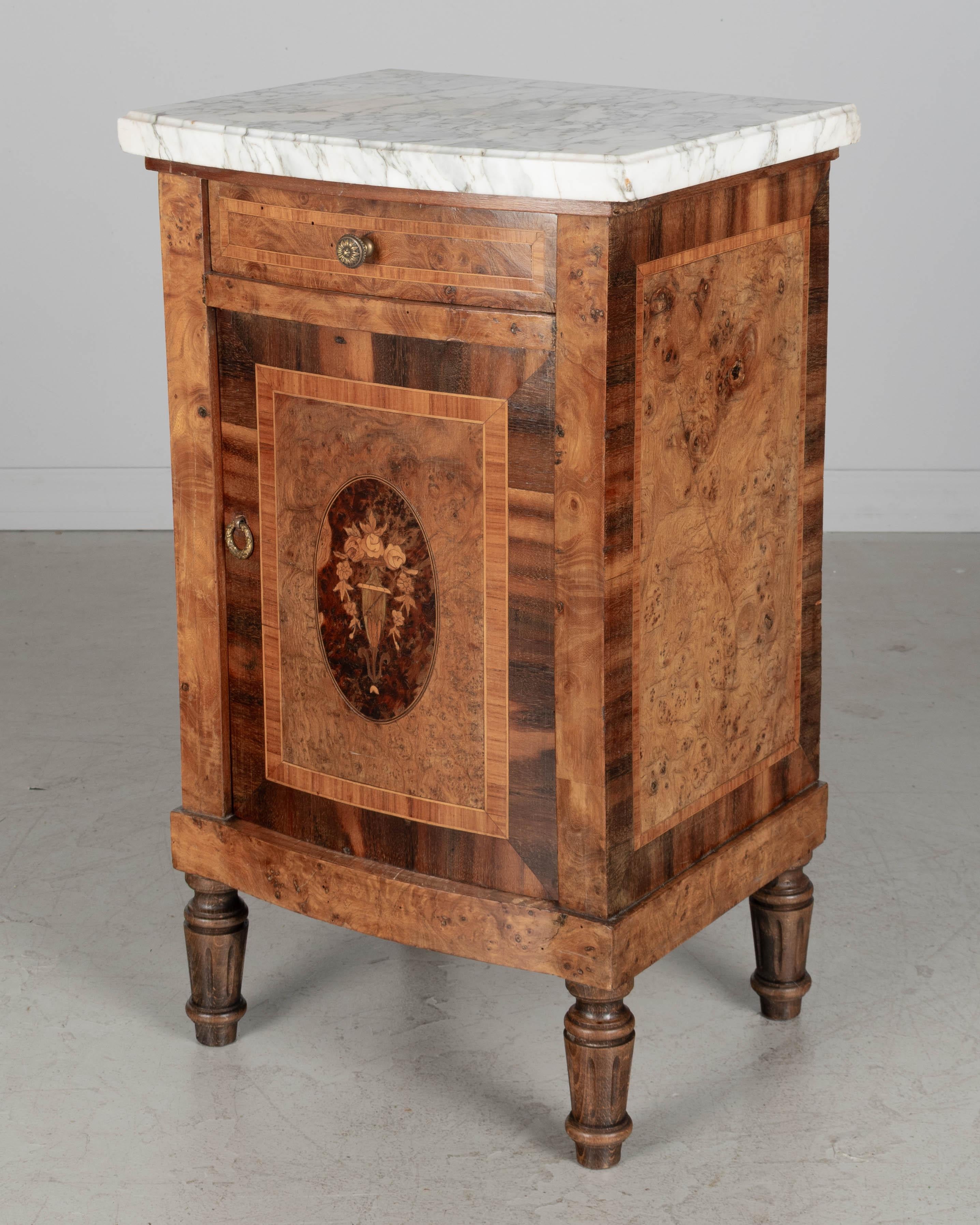 Französischer Beistelltisch mit Intarsien im Art Déco-Stil (Art déco) im Angebot