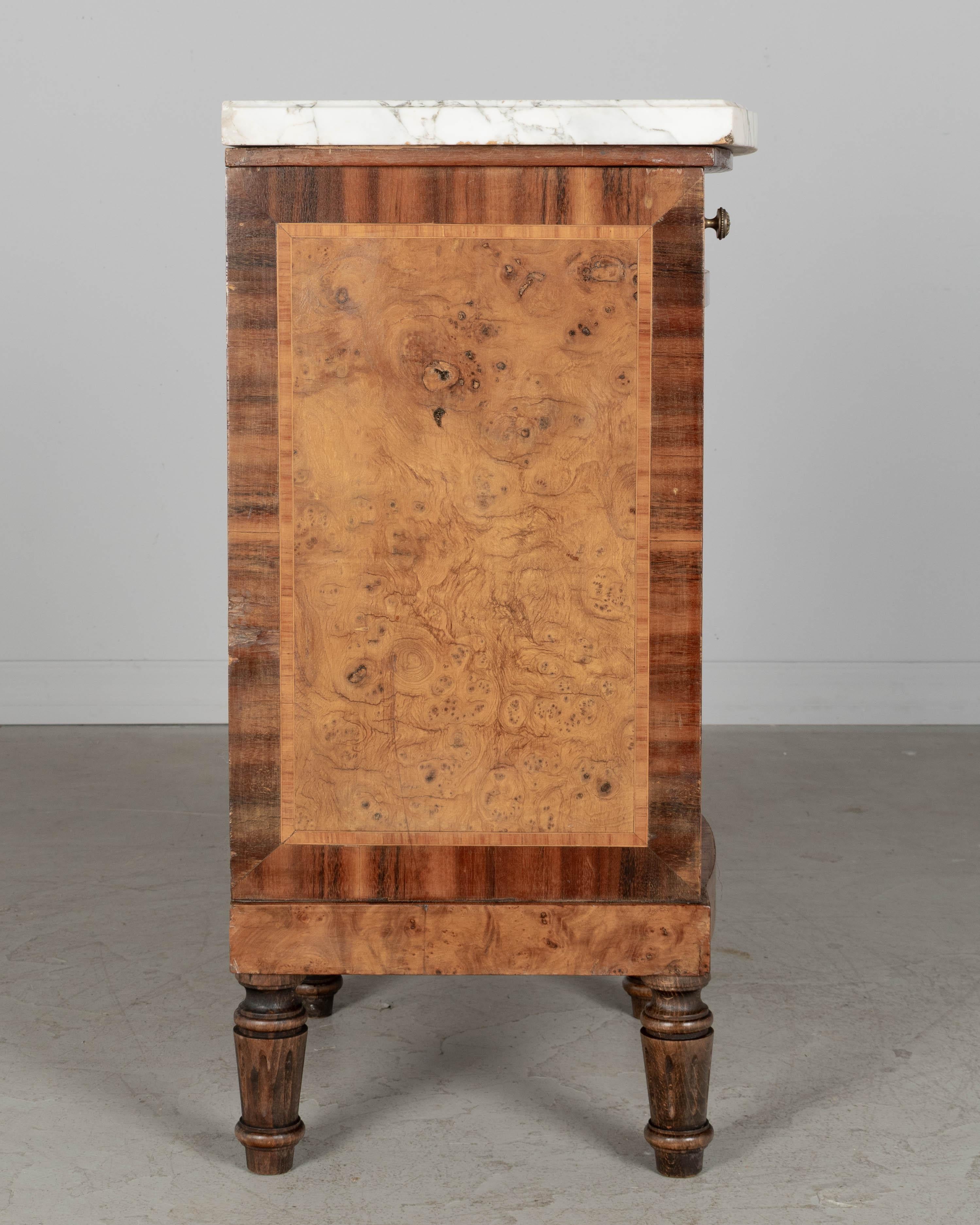 Französischer Beistelltisch mit Intarsien im Art Déco-Stil (20. Jahrhundert) im Angebot