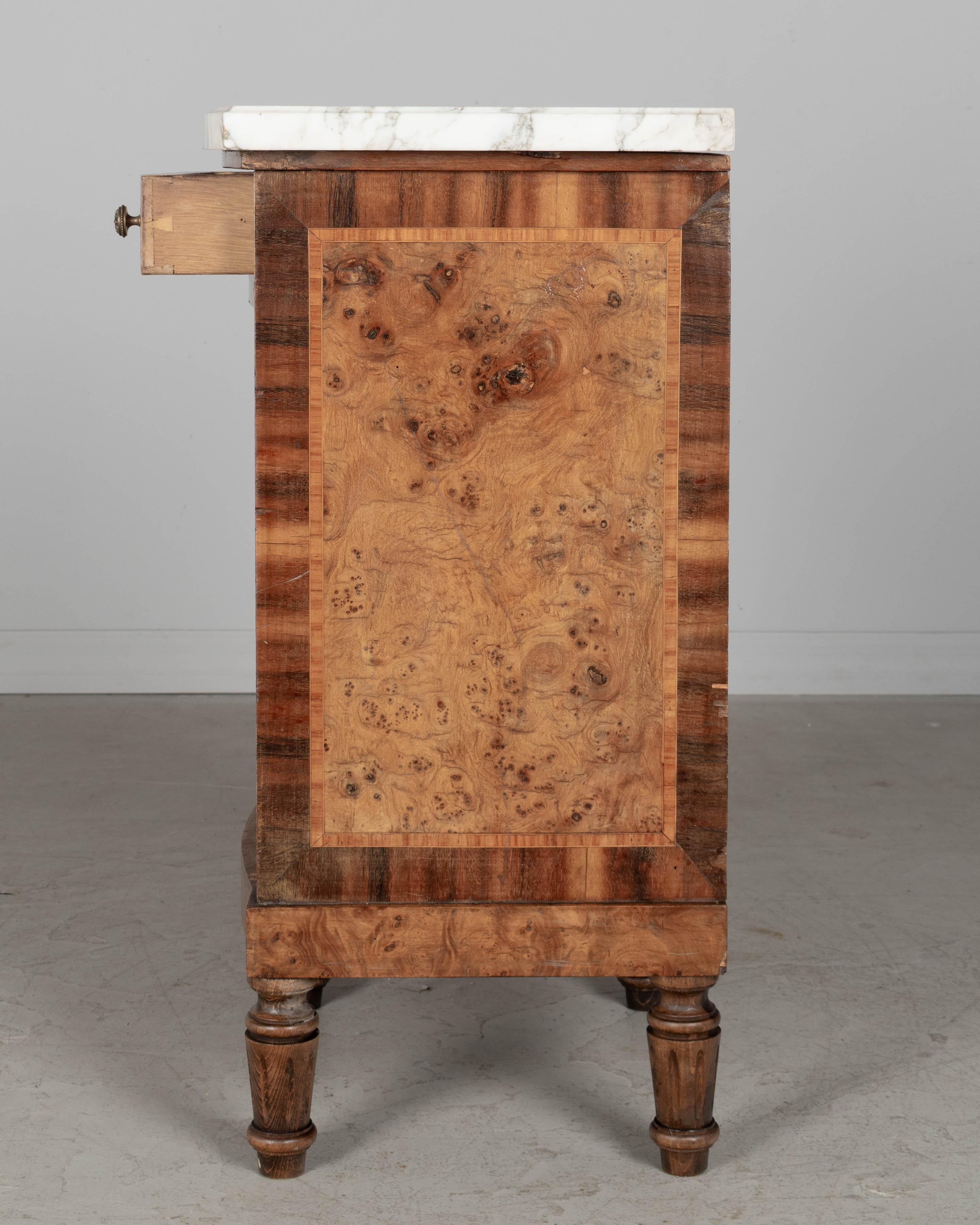 Französischer Beistelltisch mit Intarsien im Art Déco-Stil (Marmor) im Angebot