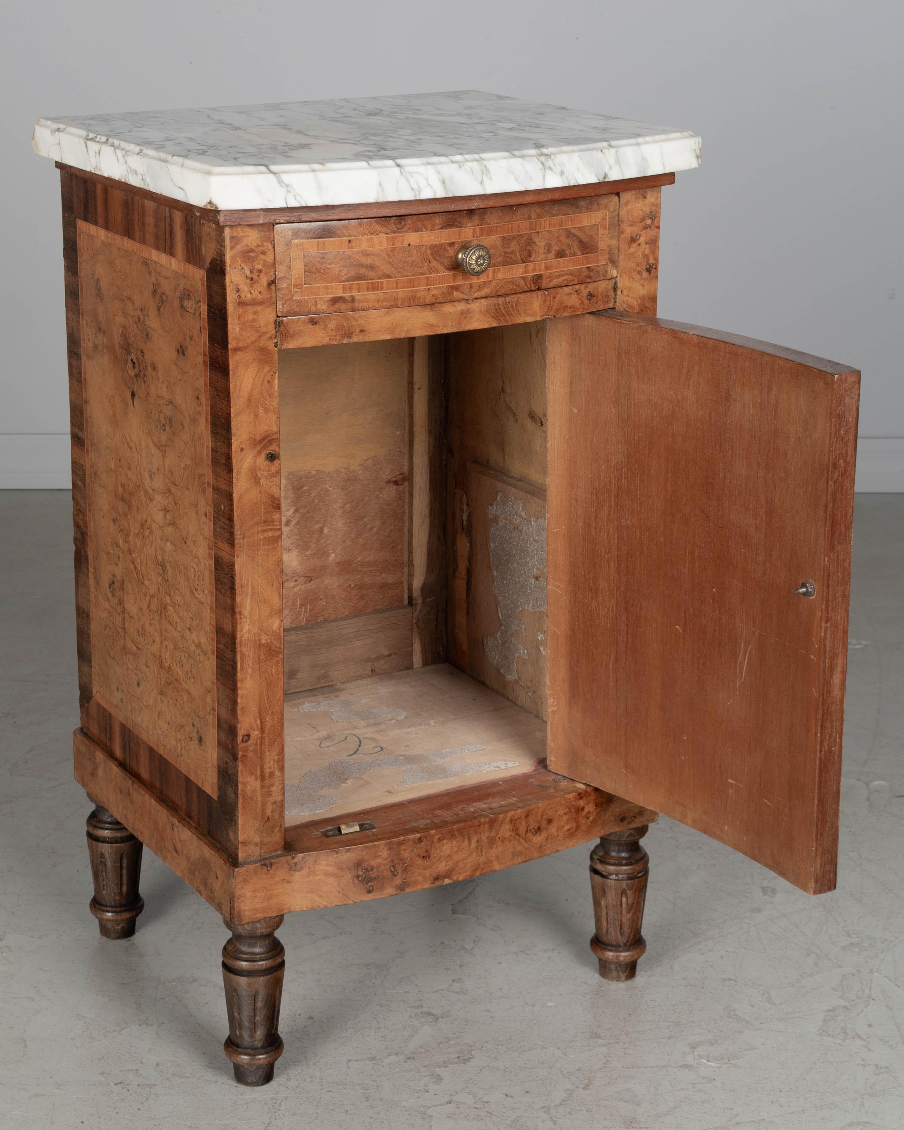 Französischer Beistelltisch mit Intarsien im Art Déco-Stil im Angebot 1
