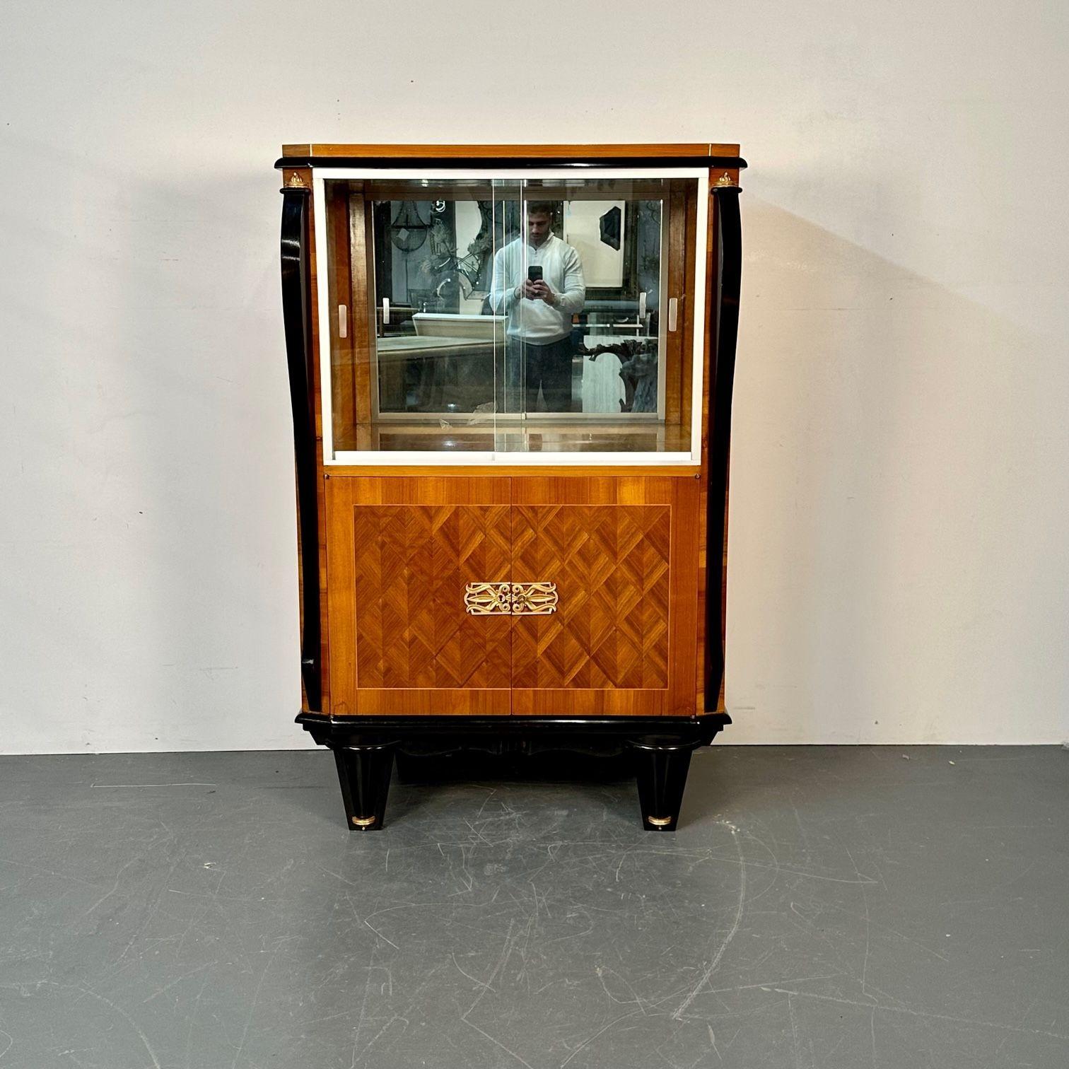 French Art Deco Marquetry vitrine / cabinet, buffet, rosewood, walnut, polished
A magnificently refinished ebony and rosewood walnut inlaid vitrine, bookcase or showcase cabinet. The parquetry and bonze mounted front having two doors hiding a group