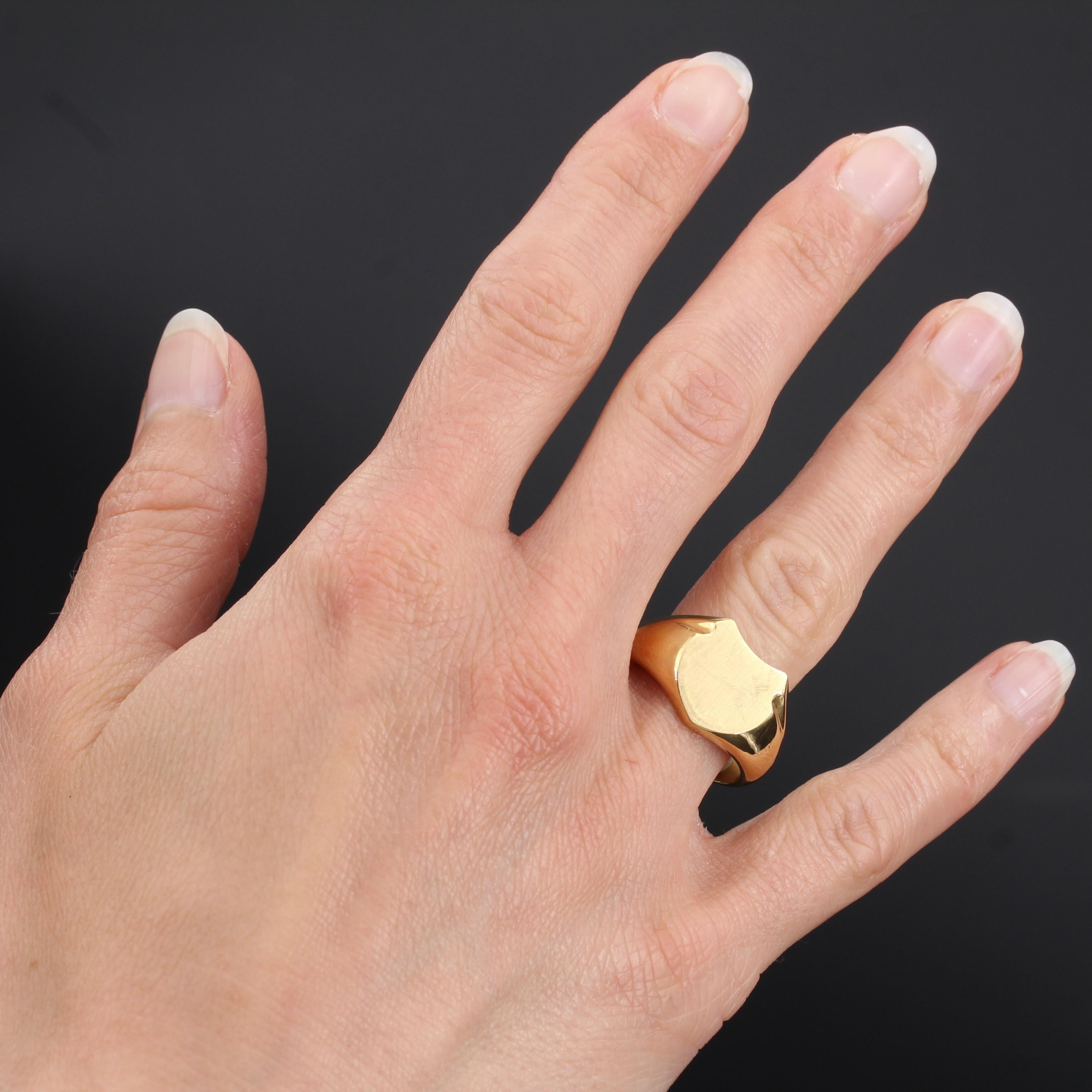 Ring in 18 carats yellow gold, eagle's head hallmark.
Splendid art deco signet ring, it is formed of a smooth plate in coat of arms shape which is extended by a broad domed ring.
Height: 13.4 mm, width: 13 mm, thickness 1.8 mm, width of the ring: