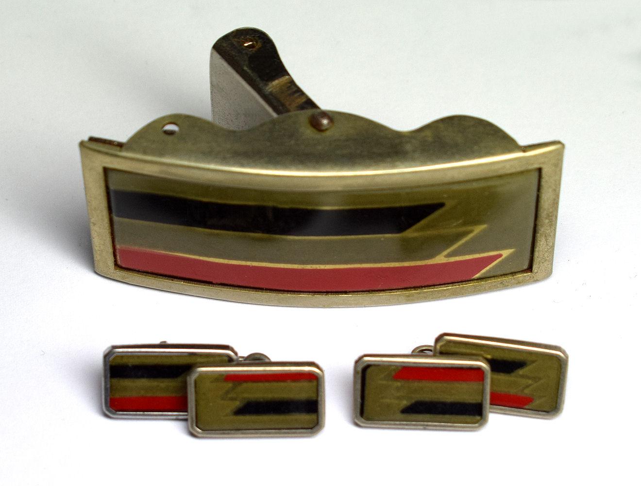 Fabulous pair of matching 1930s Art Deco men’s cufflinks with a great geometric pattern and matching buckle. Silver toned metal with tri-color enamel decoration. Condition is very good with just some minor ware to the metal work.