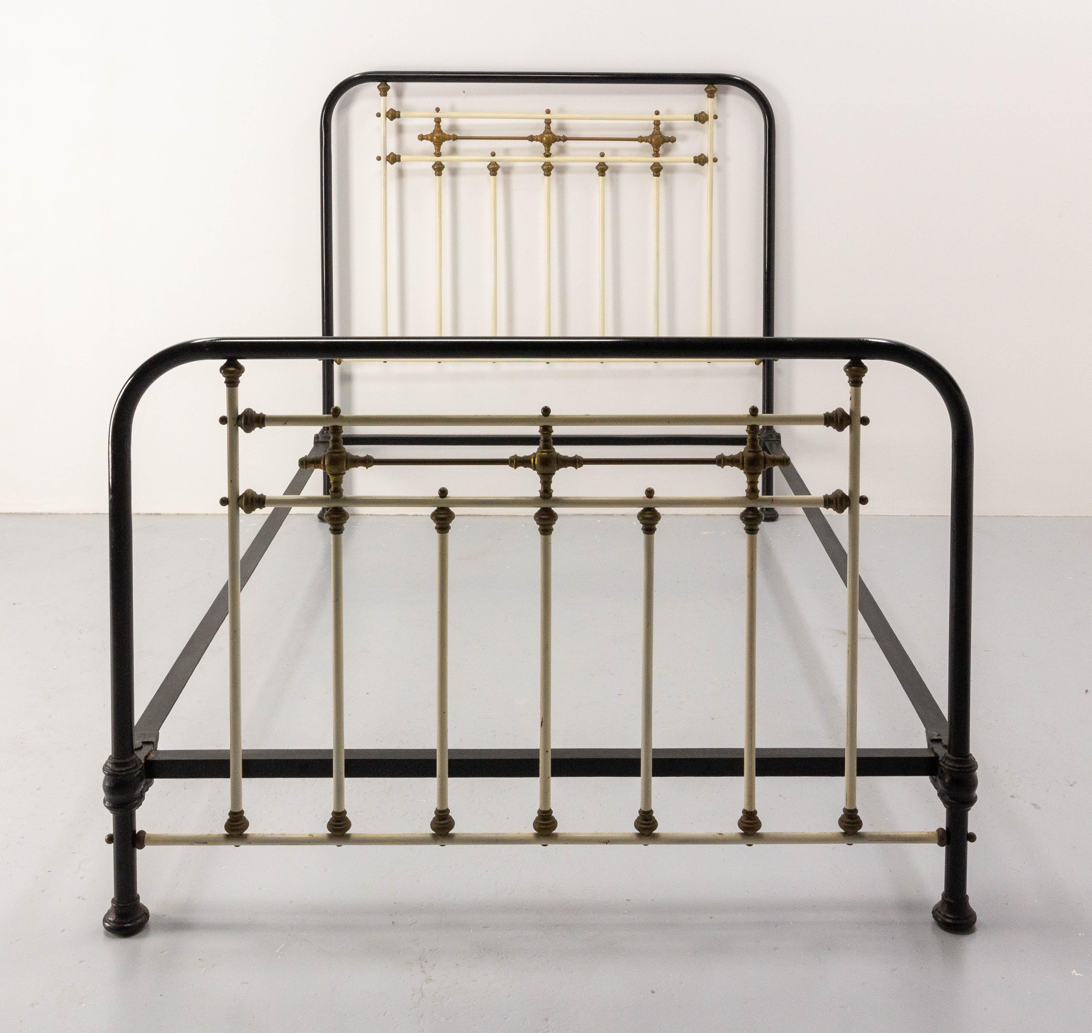 French antique bed, circa 1920
Painted white and black metal, and parts of brass

This single bed will need a tailored bedding mattress on either wooden slats or box base (not included) of 48.62 x 74.80 in. ( 123.5 x 190 cm)
Good antique