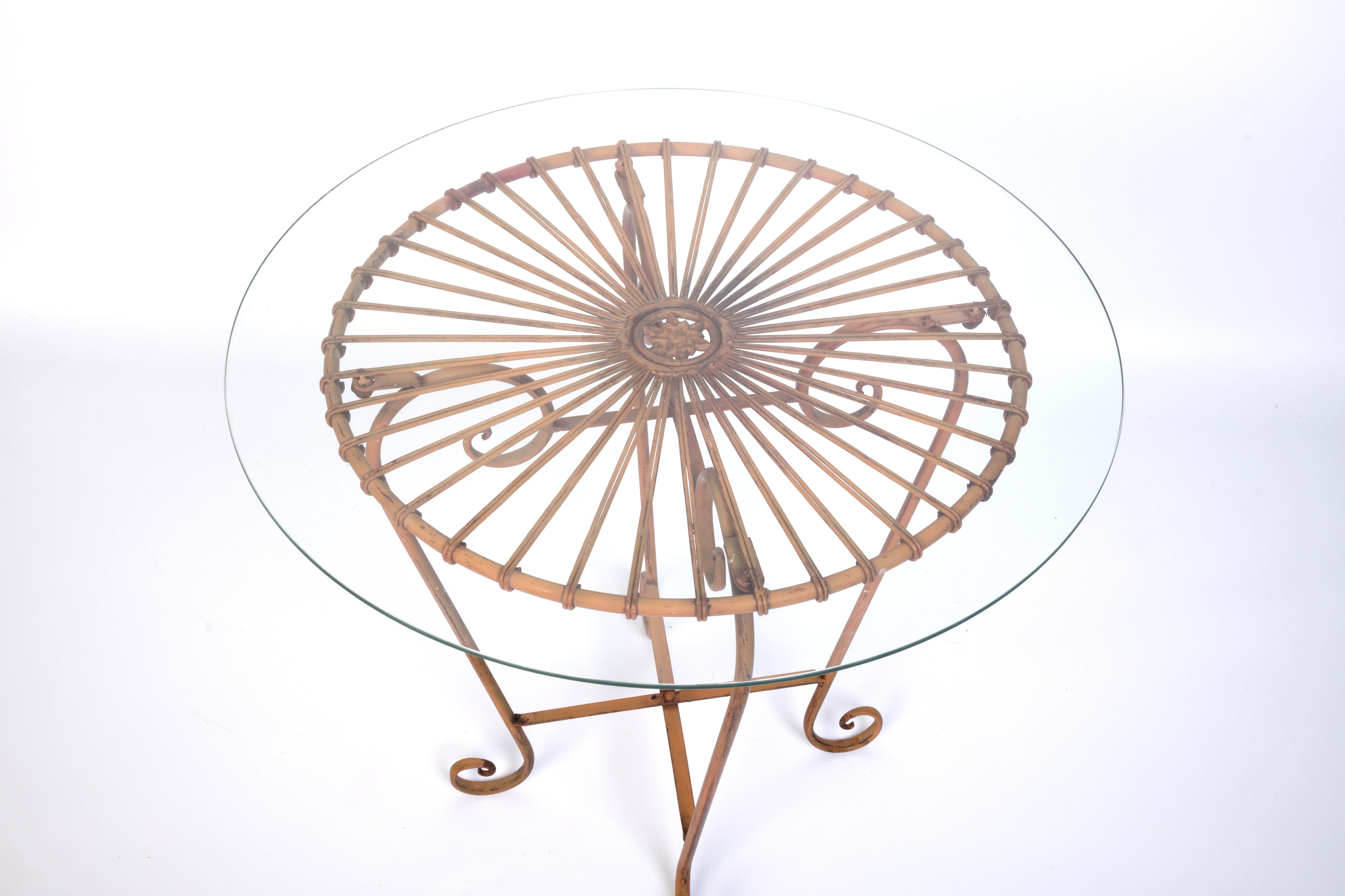 Table ronde à plateau de verre en métal Art déco français 
Convient comme petite table basse ou table d'appoint, aussi bien pour l'intérieur que pour l'extérieur.
Le métal est peint en orange. 
Solides et robustes.