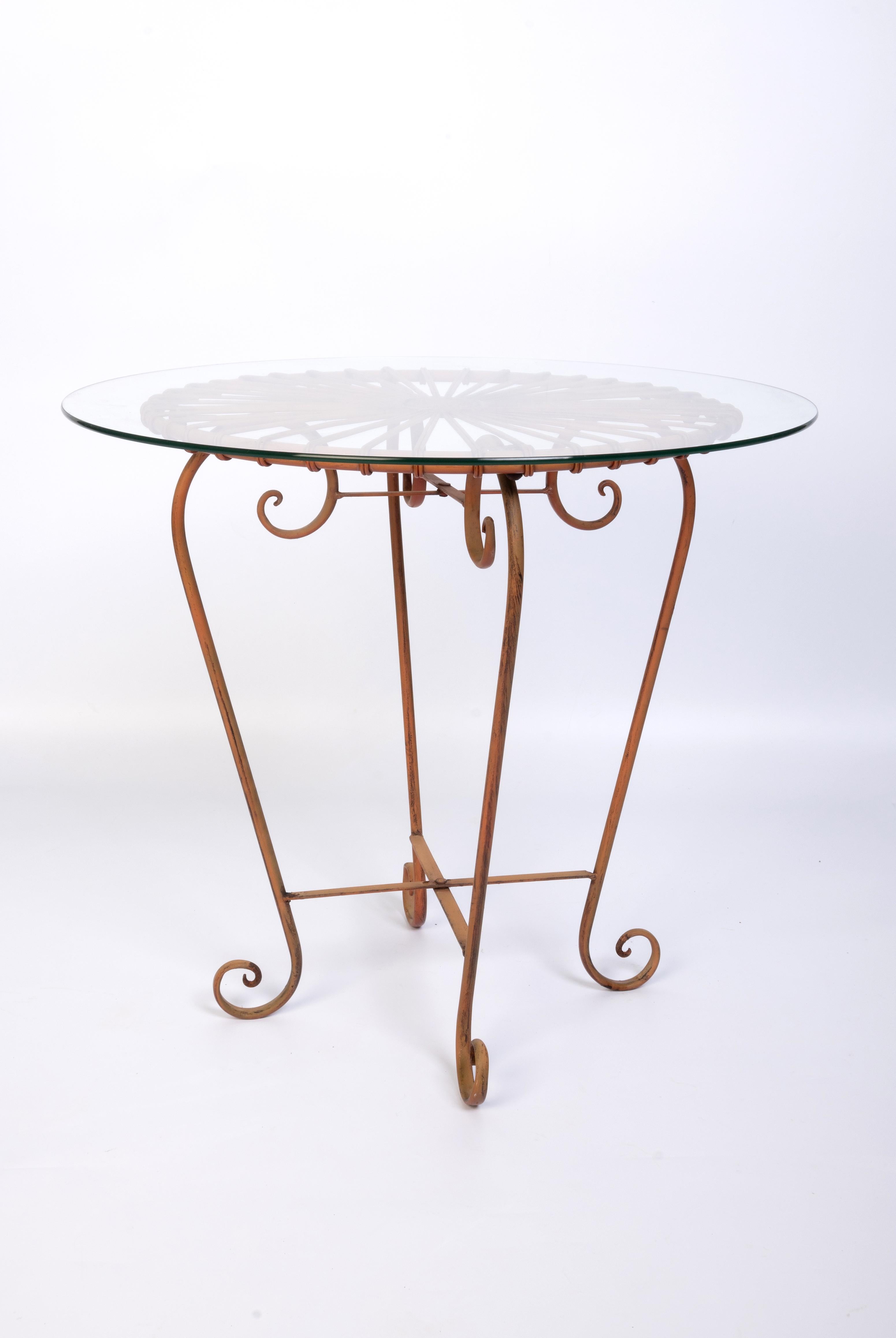 Table d'appoint à café d'intérieur/extérieur Art déco en métal rond avec plateau en verre Bon état - En vente à London, GB