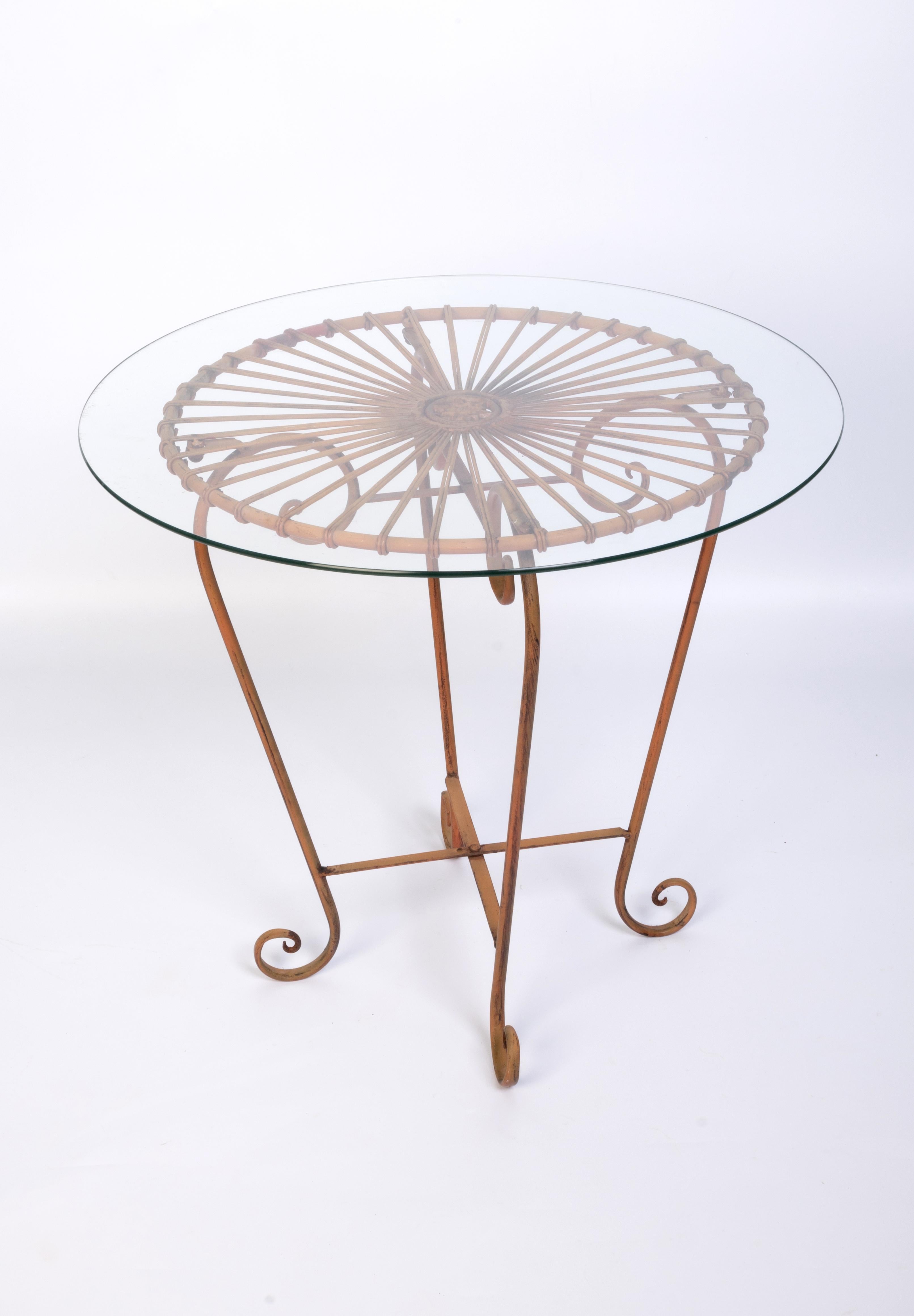 20ième siècle Table d'appoint à café d'intérieur/extérieur Art déco en métal rond avec plateau en verre en vente