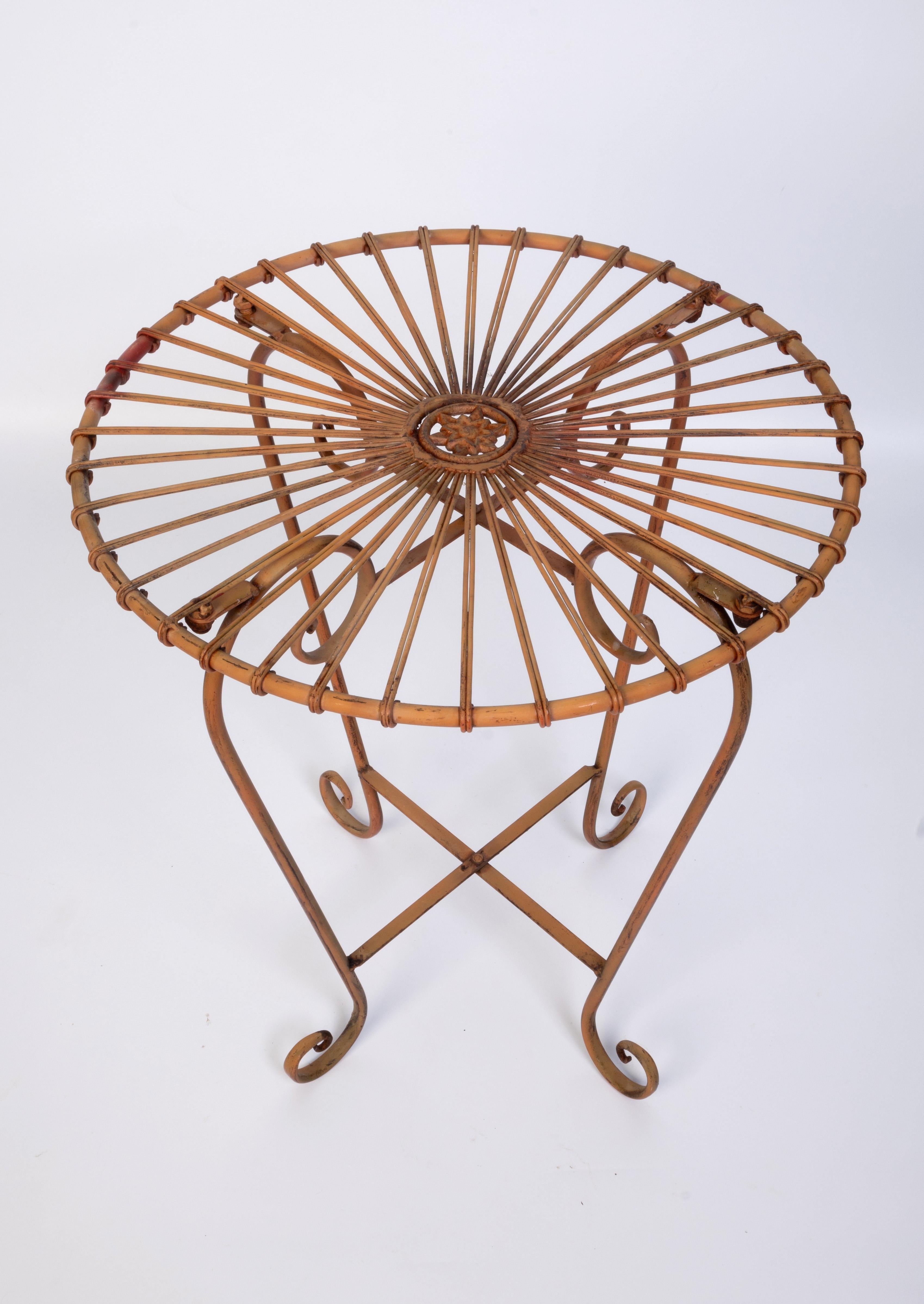 Table d'appoint à café d'intérieur/extérieur Art déco en métal rond avec plateau en verre en vente 1