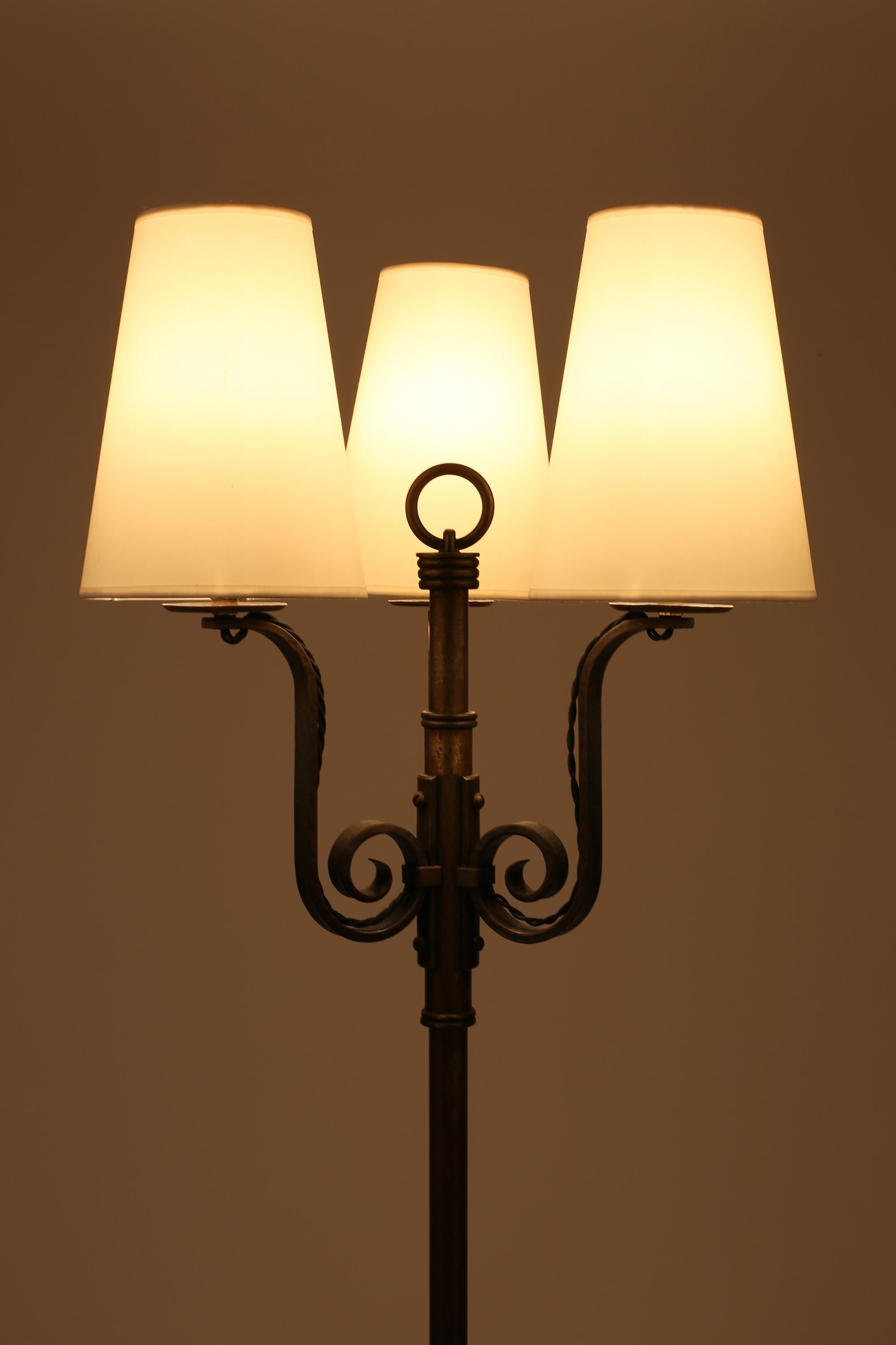Französisches Art Deco Michel Zadounaïsky Schmiedeeisen Stehlampe mit Rollen (20. Jahrhundert) im Angebot
