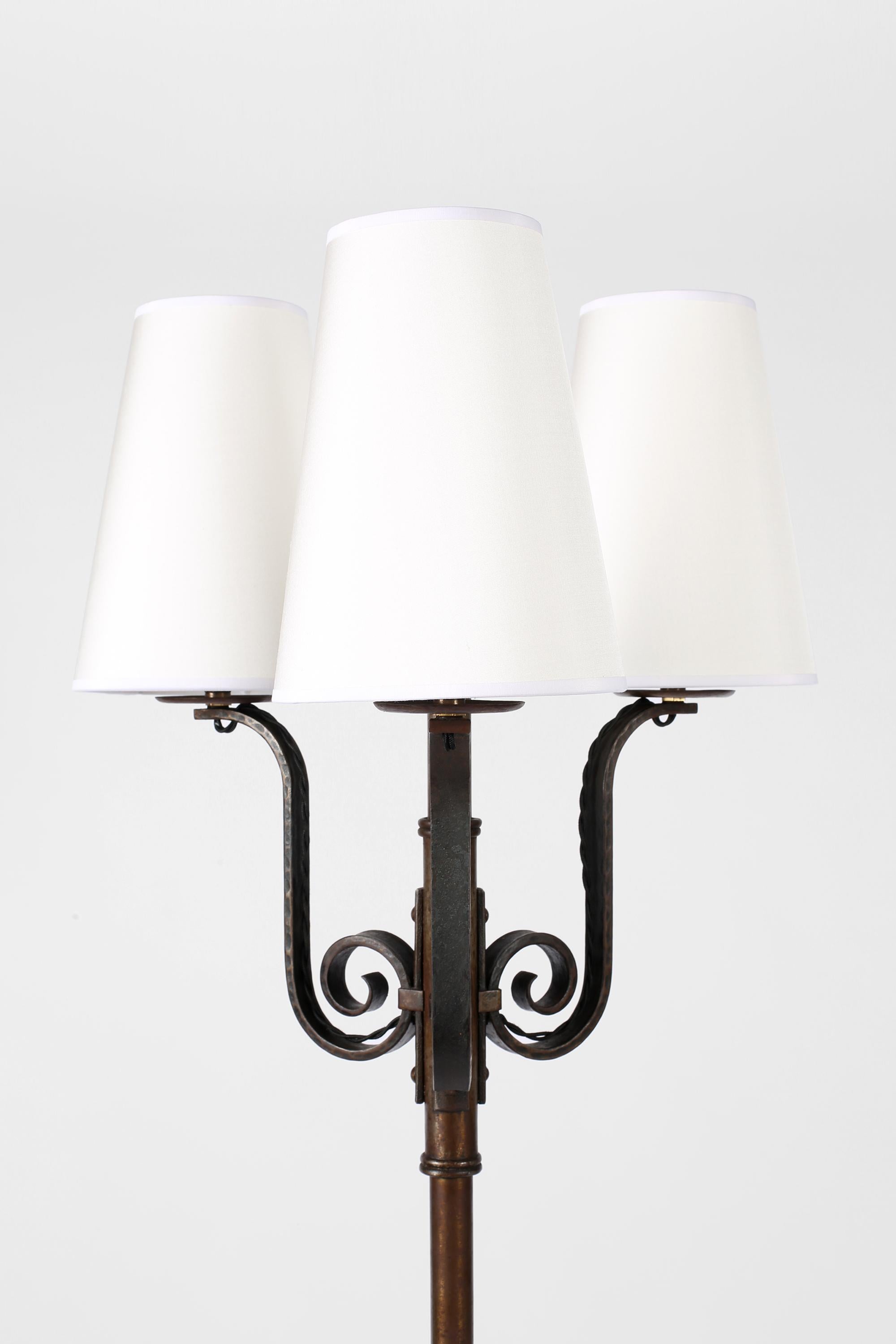Französisches Art Deco Michel Zadounaïsky Schmiedeeisen Stehlampe mit Rollen (Eisen) im Angebot