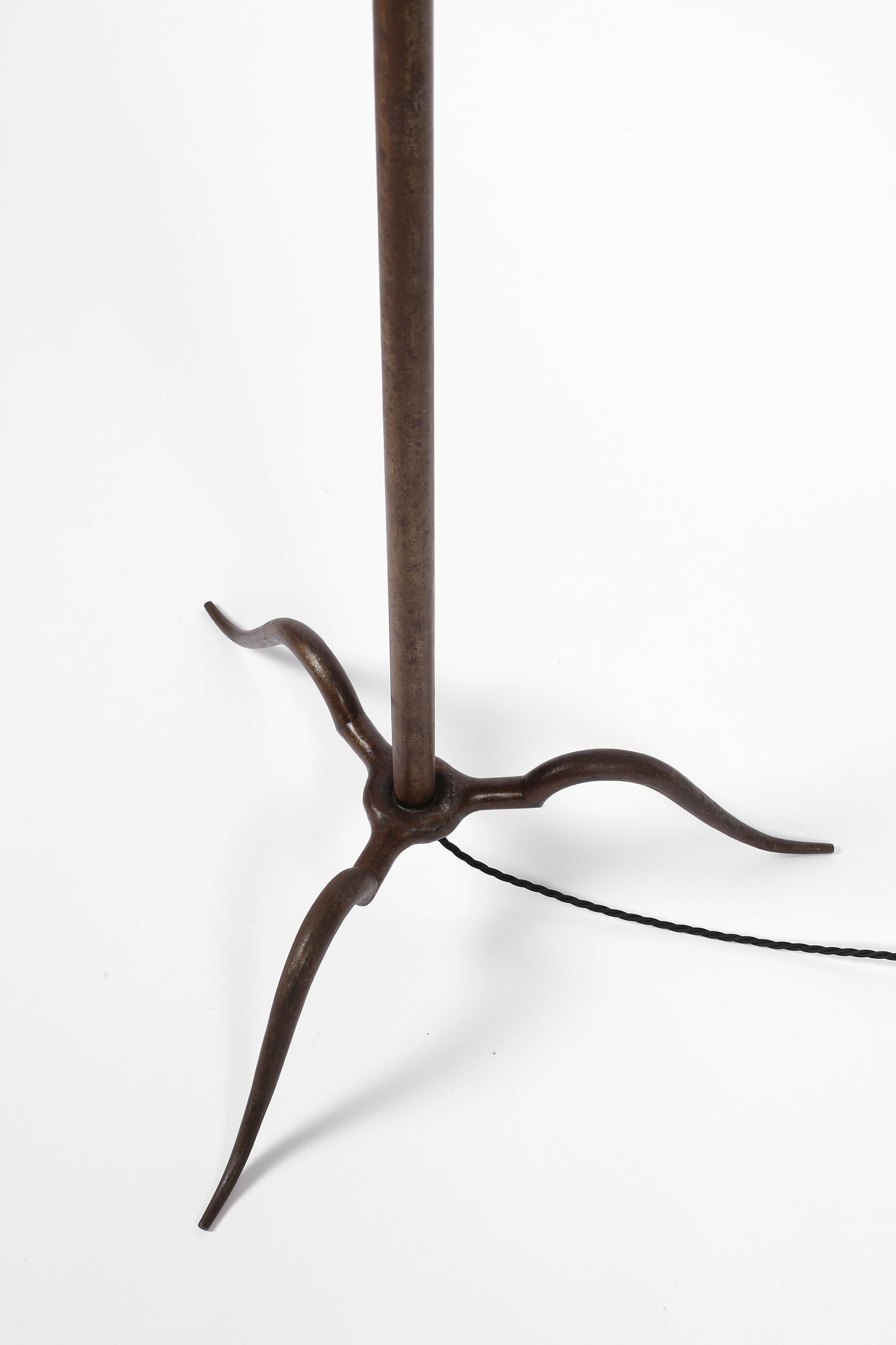 Französisches Art Deco Michel Zadounaïsky Schmiedeeisen Stehlampe mit Rollen im Angebot 3