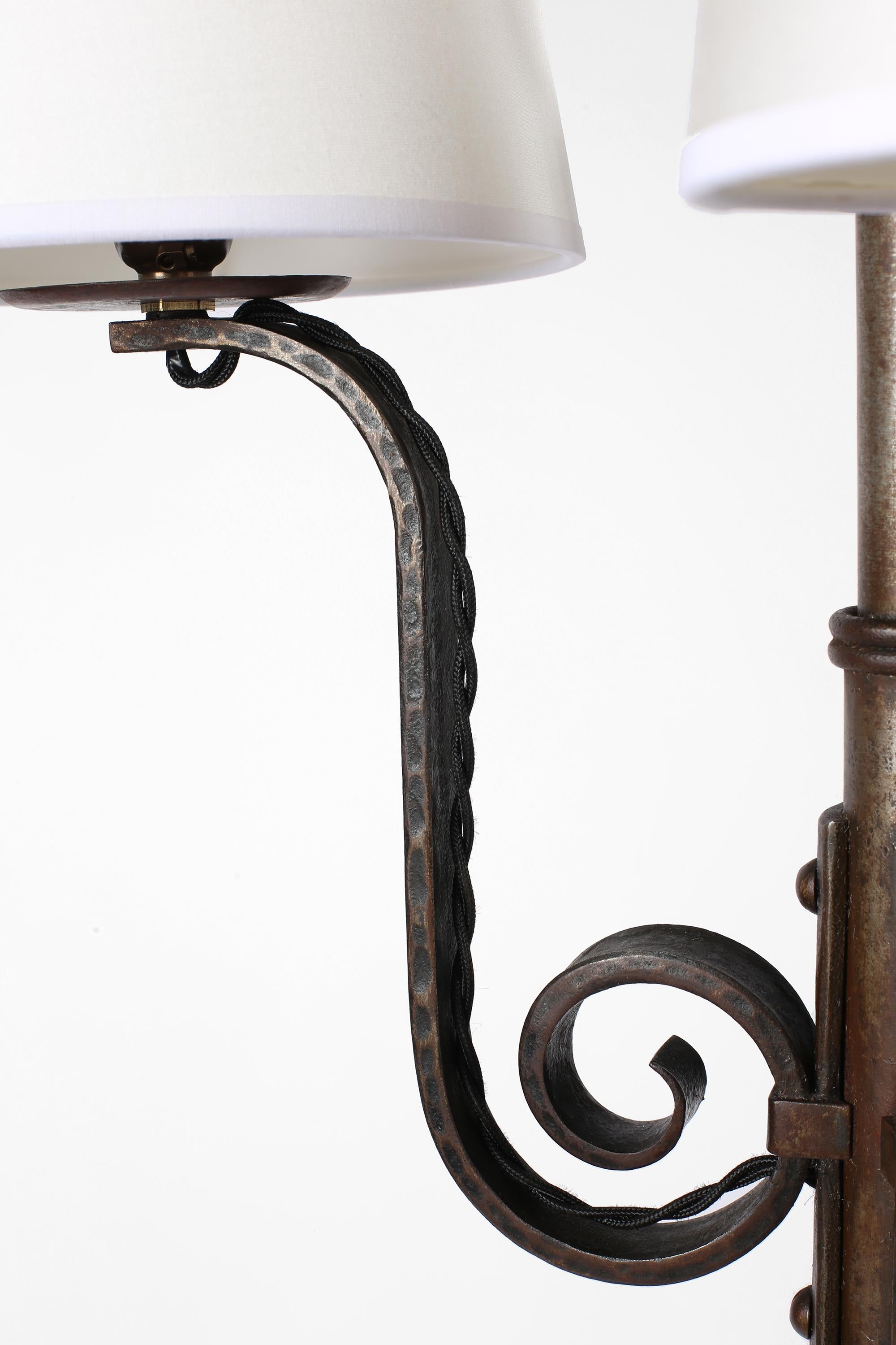 Französisches Art Deco Michel Zadounaïsky Schmiedeeisen Stehlampe mit Rollen im Angebot 4